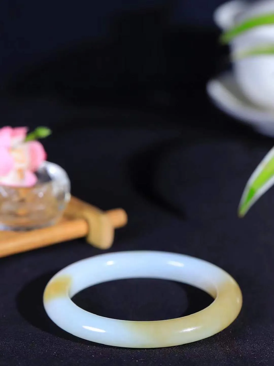 [温润如玉.手镯]

精品和田玉糖白玉手镯。玉质温润细腻 油性十足 手感舒适，高华雅逸，线条流畅，