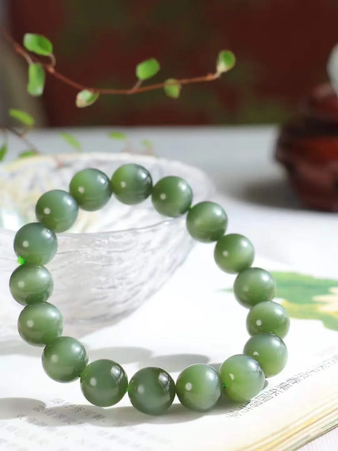 （猫眼手串）

收藏级臻品和田玉碧玉猫眼圆珠手串 质地温润灵动 猫眼儿般的光中，有波光潋滟，也有梦幻清韵。行走于市井的喧嚣，相顾不言，便得清欢。重46.2克 尺寸取一12mm  36801839YY