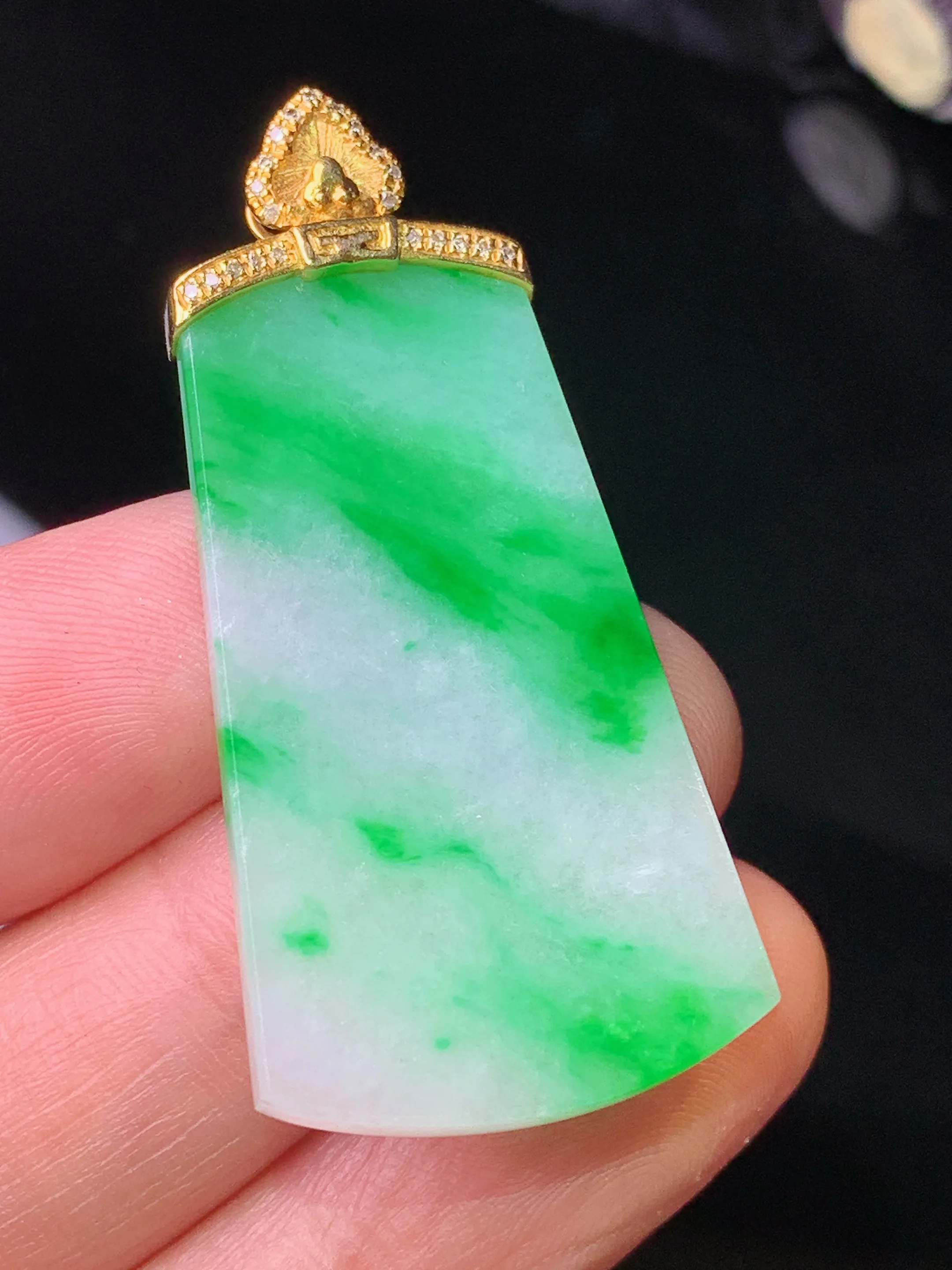 18k金钻镶嵌飘绿无事牌吊坠 玉质细腻 色泽清新艳丽 整体尺寸43.8*20.7*2.7