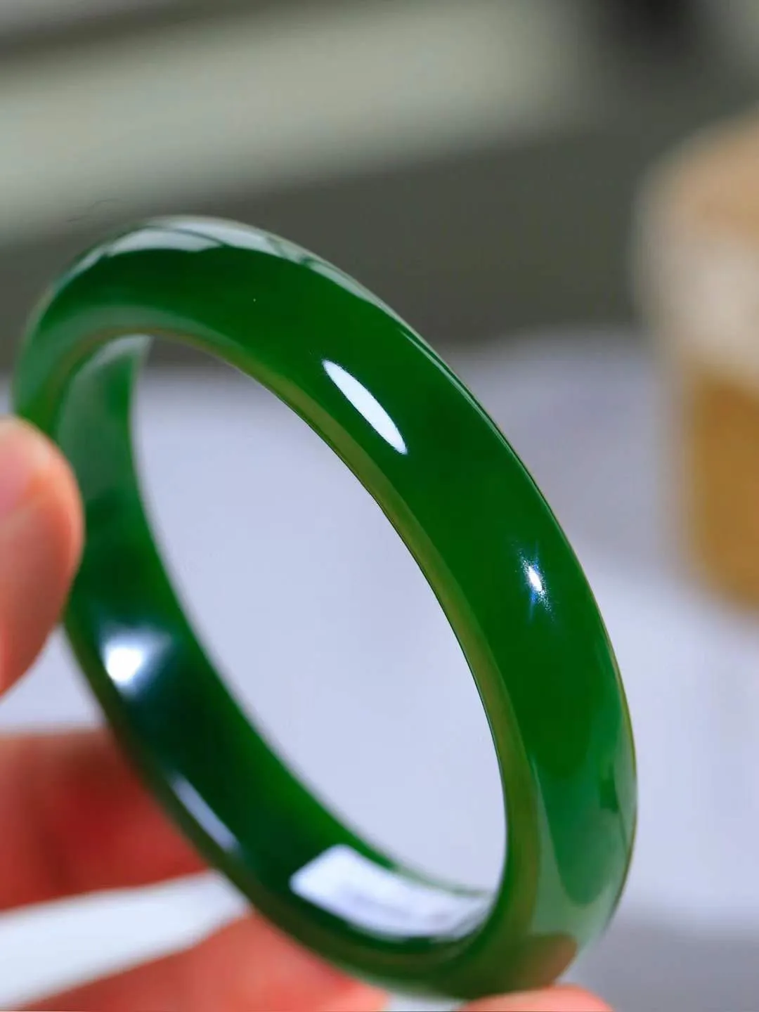 【柔情素语·手镯】

典藏级️和田玉碧玉手镯，玉质细腻温润，手感舒适，️线条流畅，简约大气，美自天成，佩戴于腕间，婉约之美，举手投足间透出那份低调奢华，醉人心扉。重54克 内径圈口58mm  尺寸12-8.5mm   FDA-551243100