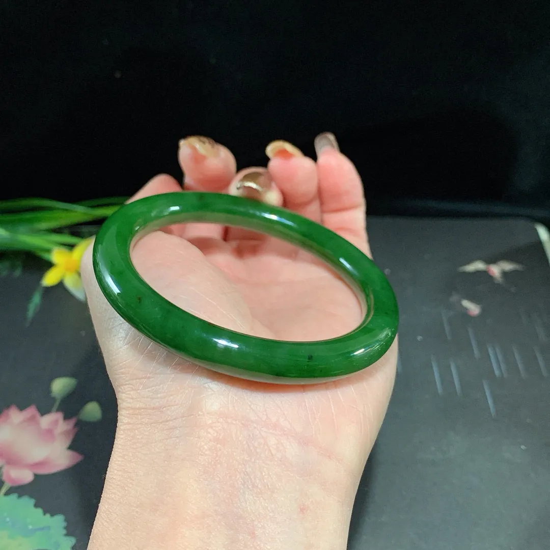 和田玉57.5圈口菠菜绿圆条碧玉手镯！玉质细腻油润 底色纯净 无纹裂 脂粉好，品质高