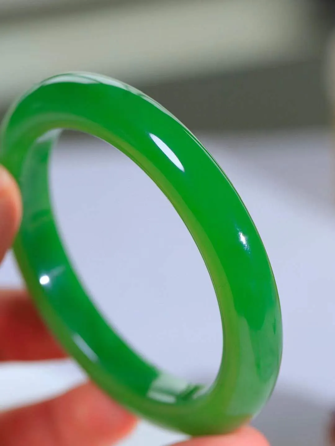 【碧波流转·手镯】

典藏级和田玉碧玉手镯，玉质细腻温润，手感舒适，️线条流畅，简约大气，美自天成，佩戴于腕间，婉约之美，举手投足间透出那份低调奢华，醉人心扉。
重58.5克 内径圈口58mm尺寸11-9.7mm  FDA-131203108