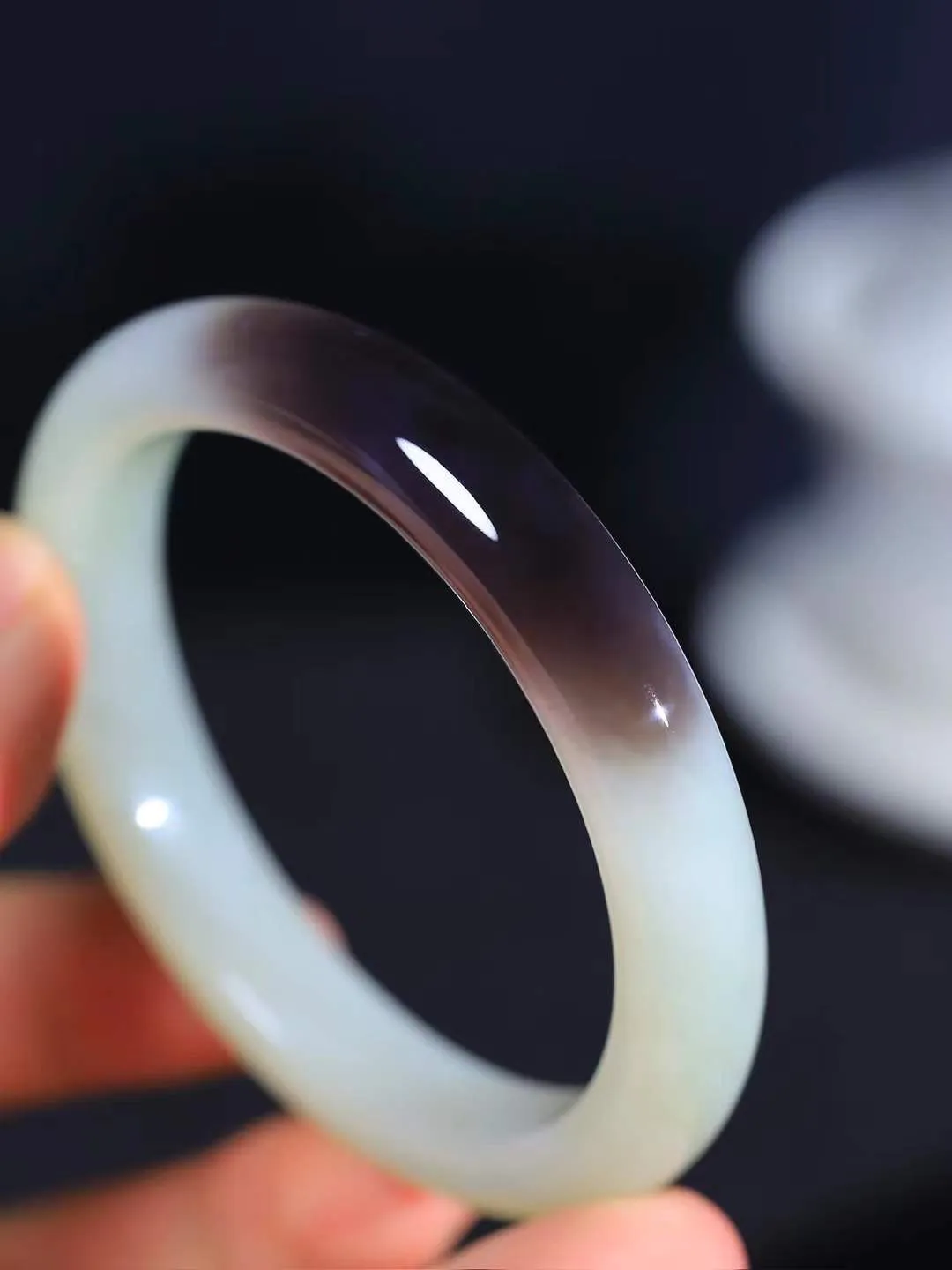 【诗情画意.手镯】

收藏级️和田玉双色手镯   细腻油脂,手感润滑。意韵飘渺，温雅细腻，工艺精湛，️氤氲诗意的美跃然于手腕之间，给人以出尘的风雅，优美脱俗，气质非凡。重48.3克 内径57mm尺寸11.2-8.7mm  221203100A