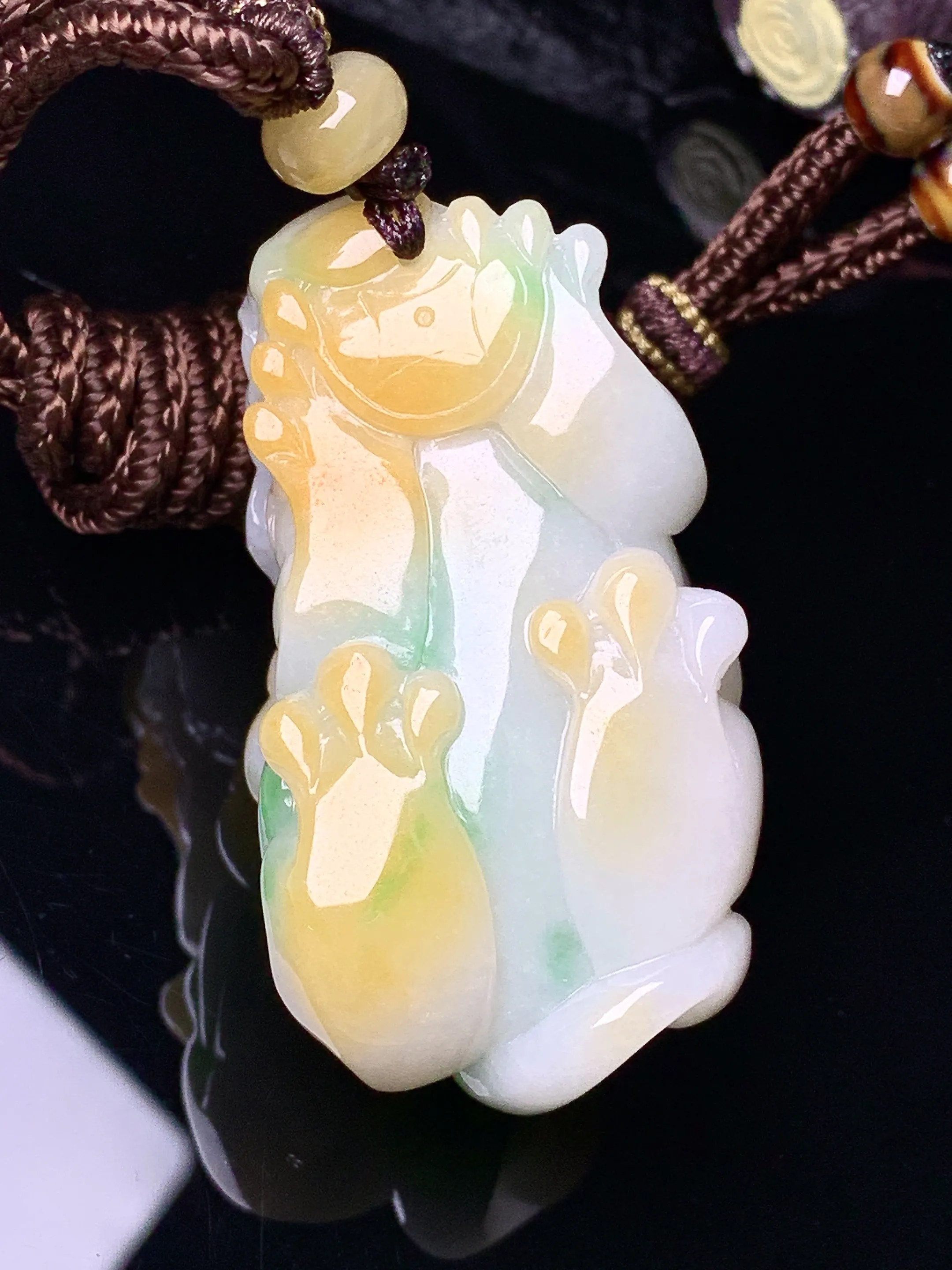 飘黄绿貔貅吊坠 玉质细腻 色泽清新艳丽 整体尺寸47.8*22.8*18