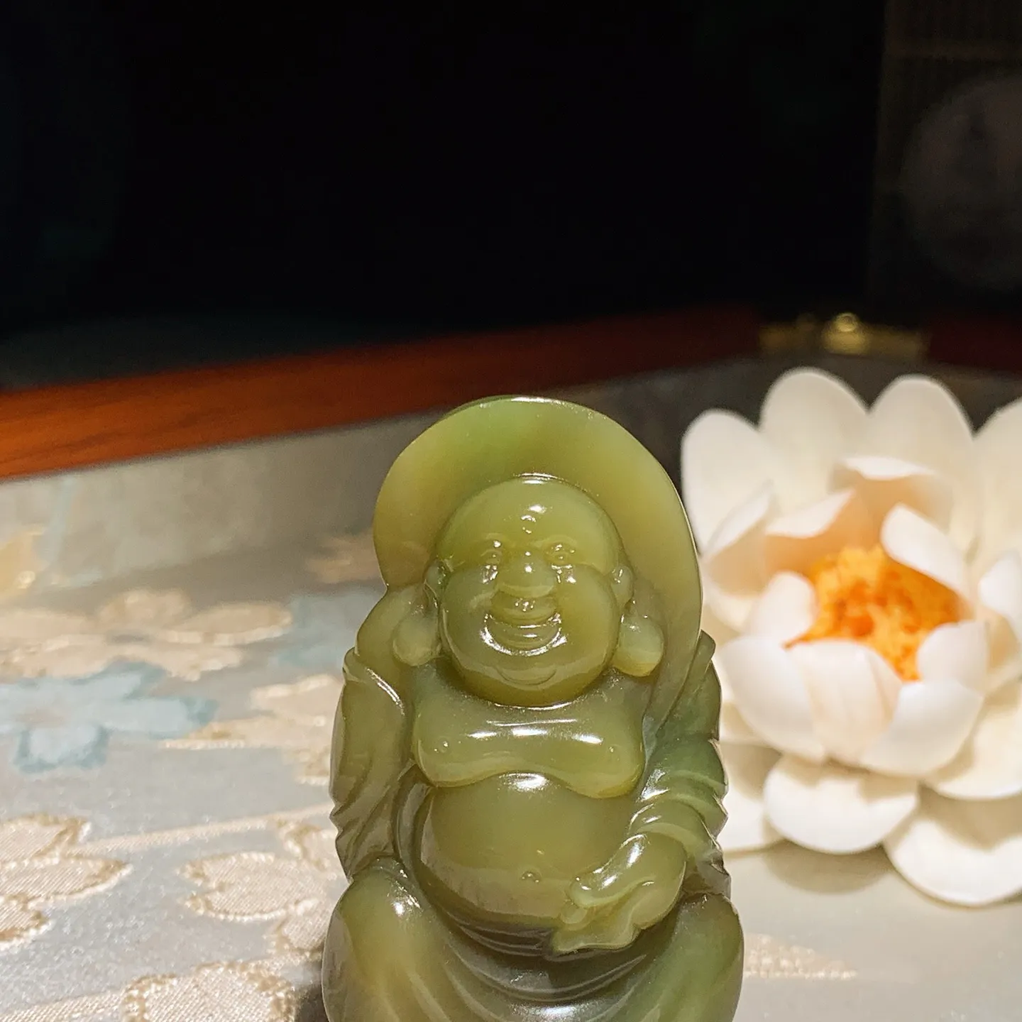 和田玉黄金猫眼俄罗斯碧玉佛引福来挂件。尺寸55/30/16重36.5克。玉质细腻油润。手推出油品相大气。251231