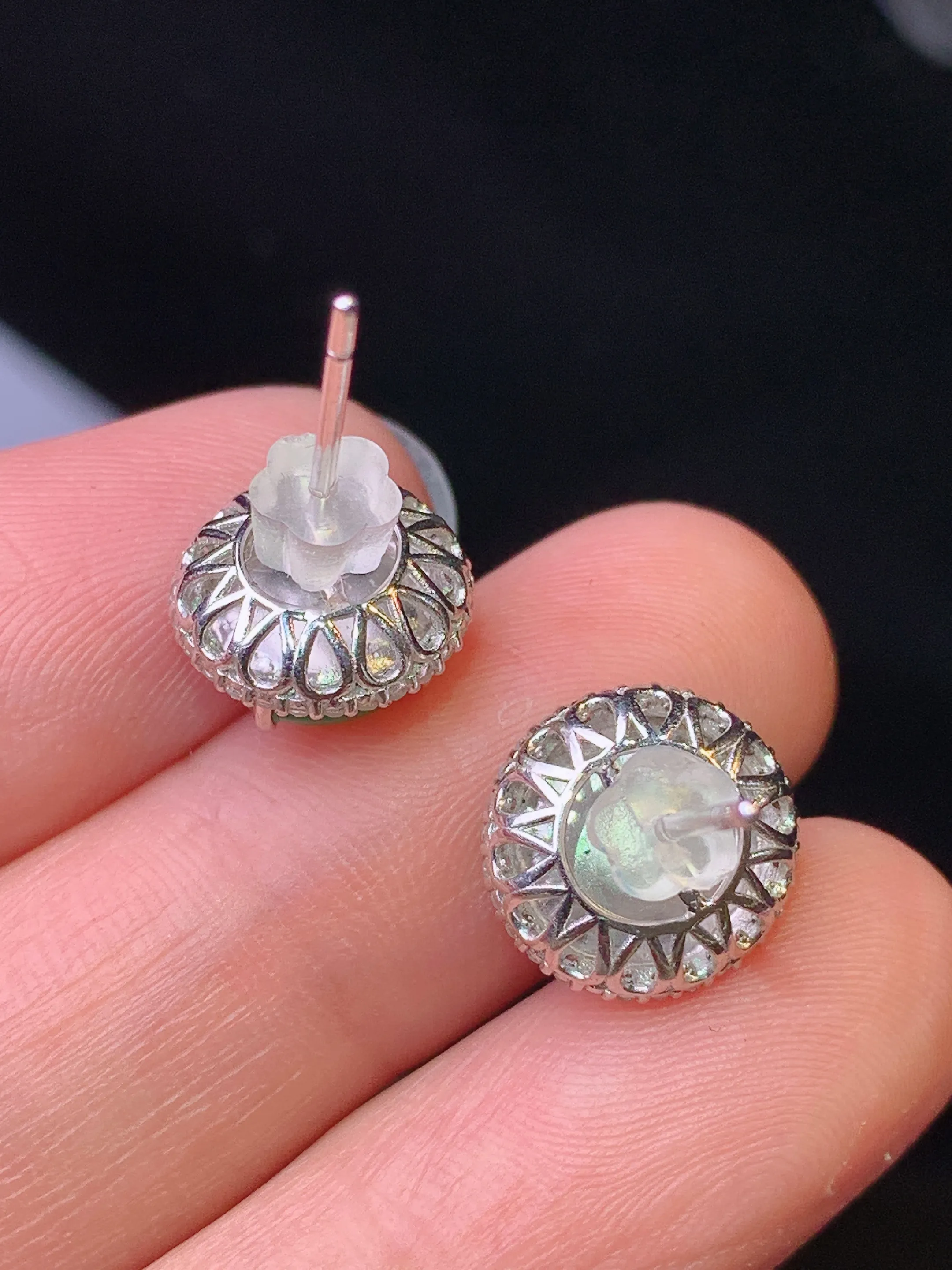 18k金钻镶嵌满绿蛋面耳钉 玉质细腻 色泽清新艳丽 整体尺寸10.8*10.3*7.2