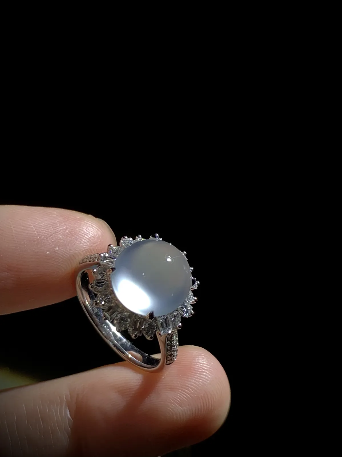 白冰蛋面套装，
戒指裸石11-10.2-6.6mm，14#，
台面整体15.3-14.6-11.3mm，5.5g，
耳钉裸石9.2-9.1-5.6mm，
整体13.3-12.8-18mm，5.33g，
18K金，南非钻，