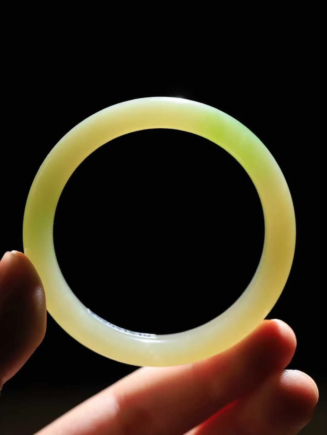 【翠色怡人.手镯】

精品和田玉翠青手镯，精品超级美镯，玉质细腻饱满，️温润脂香，仙雾缥缈，怡静如画，意蕴十足～，戴于腕间，神秘与高贵并存，给人以出尘的风雅，优美脱俗，气质非凡。重31.6克 内径51mm尺寸9.6-7.3mm191253000A