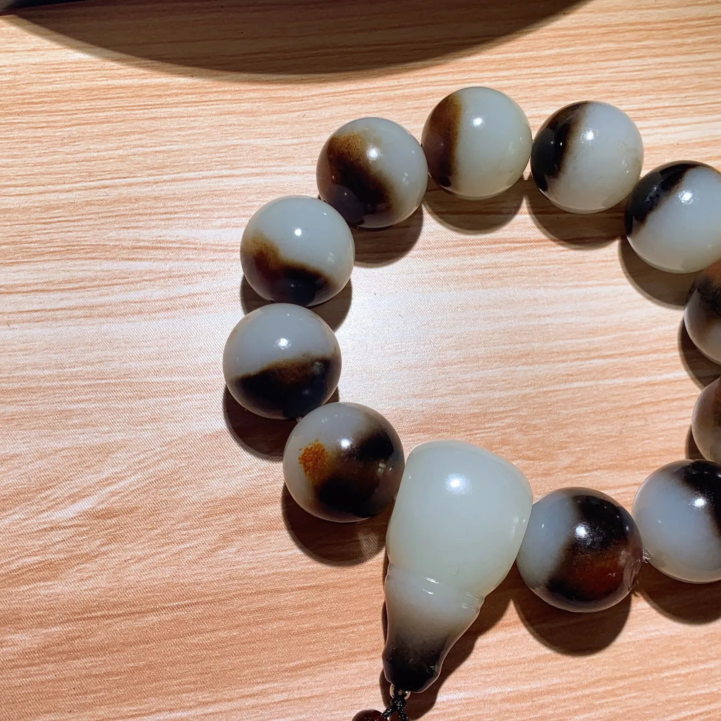 和田玉白玉油皮料俄三色圆珠手串 单颗尺寸20重150克。玉质细腻油润。手推出油品相大气。251231