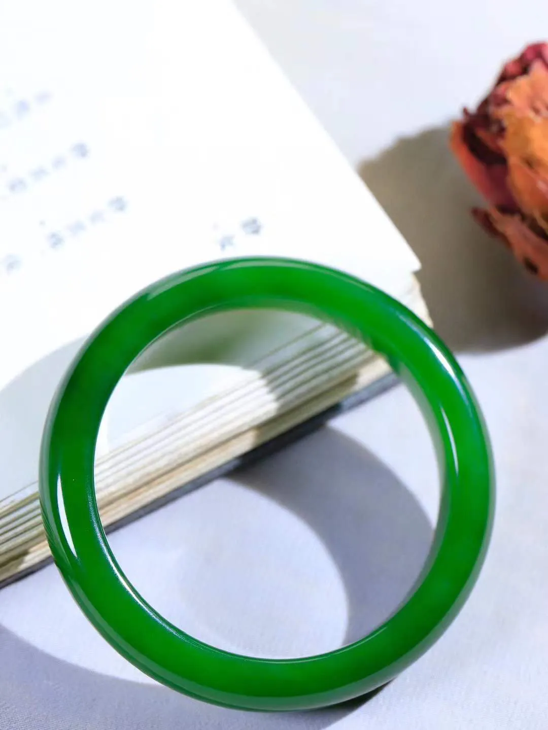 【柔情素语·手镯】

典藏级️和田玉碧玉手镯，玉质细腻温润，手感舒适，️线条流畅，简约大气，美自天成，佩戴于腕间，婉约之美，举手投足间透出那份低调奢华，醉人心扉。重54克 内径圈口58mm  尺寸12-8.5mm   FDA-551243100