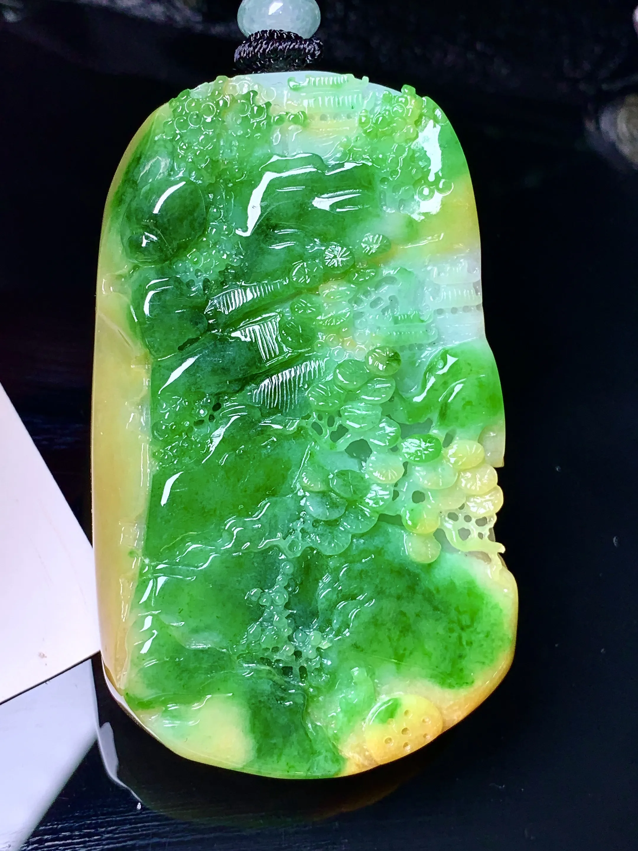 黄绿山水牌子吊坠 玉质细腻 色泽清新艳丽 整体尺寸58*35*12.5