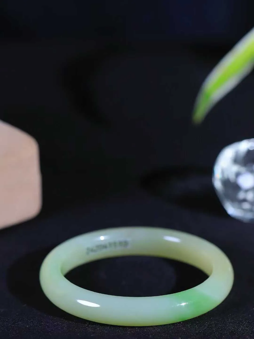 【翠色怡人.手镯】

精品和田玉翠青手镯，精品超级美镯，玉质细腻饱满，️温润脂香，仙雾缥缈，怡静