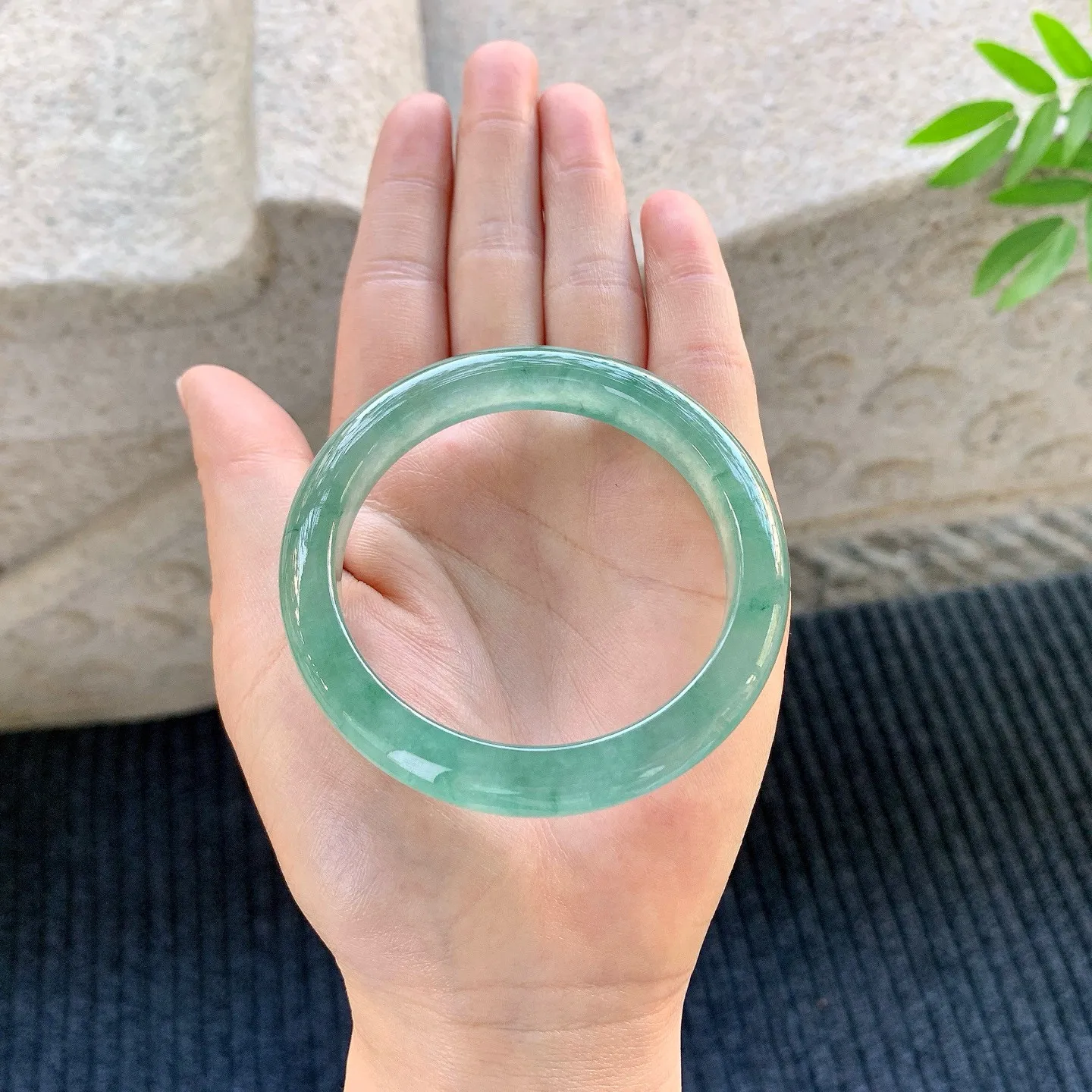 正圈53 54
【圈口】54.4/9.5/7.8
【编码】A1122538
【描述】糯冰油绿底，水润，种老，细腻