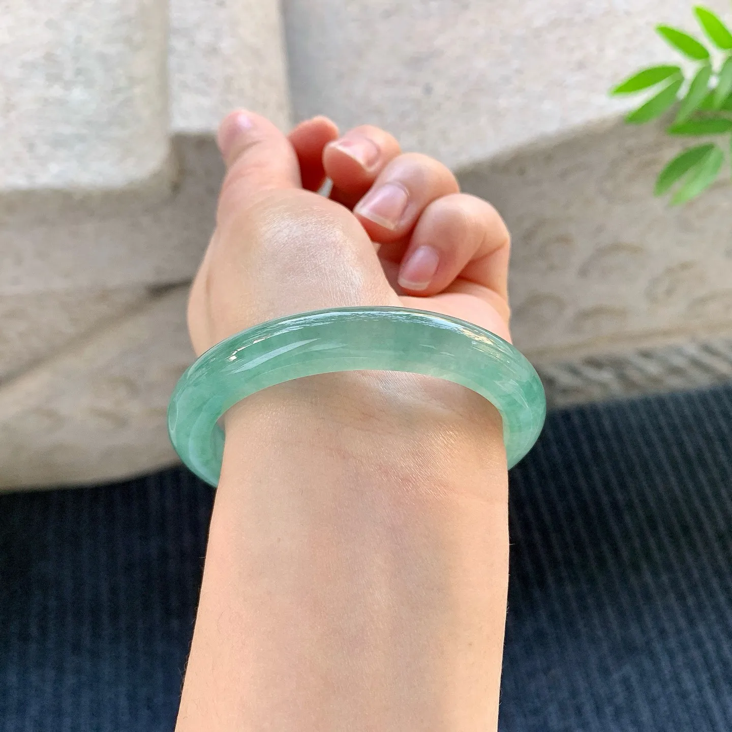 正圈53 54
【圈口】54.4/9.5/7.8
【编码】A1122538
【描述】糯冰油绿底，水润，种老，细腻