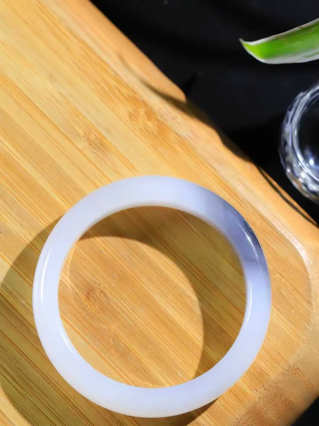 【婉约佳人.手镯】

精品️和田玉白玉烟紫双色手镯 玉质温润细腻 油性十足 手感舒适，高华雅逸，线条流畅，简约大气，美自天成，素雅高贵。佩戴于腕间，婉约之美，举手投足间透出那份低调奢华。重41克 内径50.5mm  尺寸12.3-7.8mm   FDA-781203033