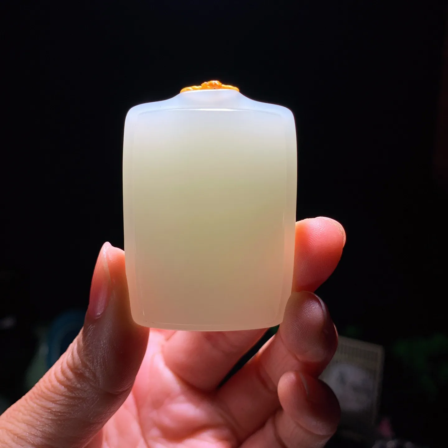 和田玉晴水平安无事牌挂件。尺寸52/37/11重47克。玉质细腻油润。手推出油品相大气。251231