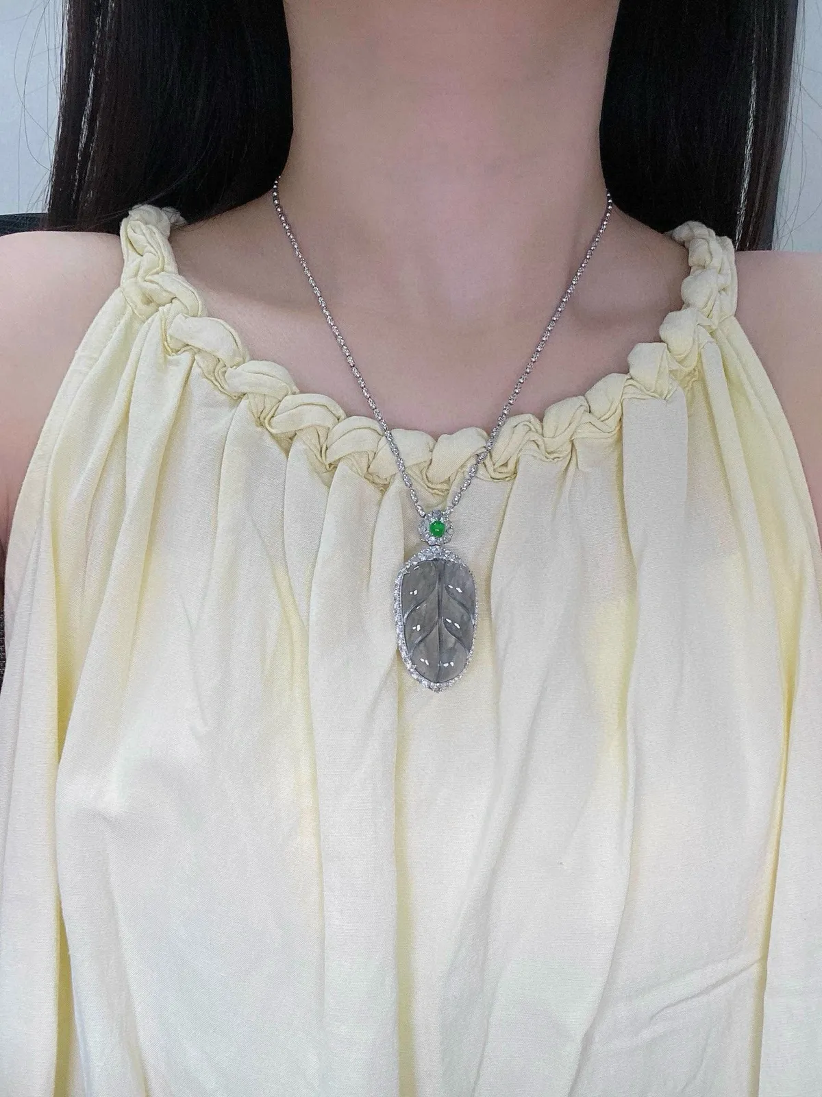 【冰种叶子】金枝玉叶，质地细腻，冰润透亮，光泽出众，18k金钻镶嵌，裸石尺寸33.7*20.4*4.3毫米