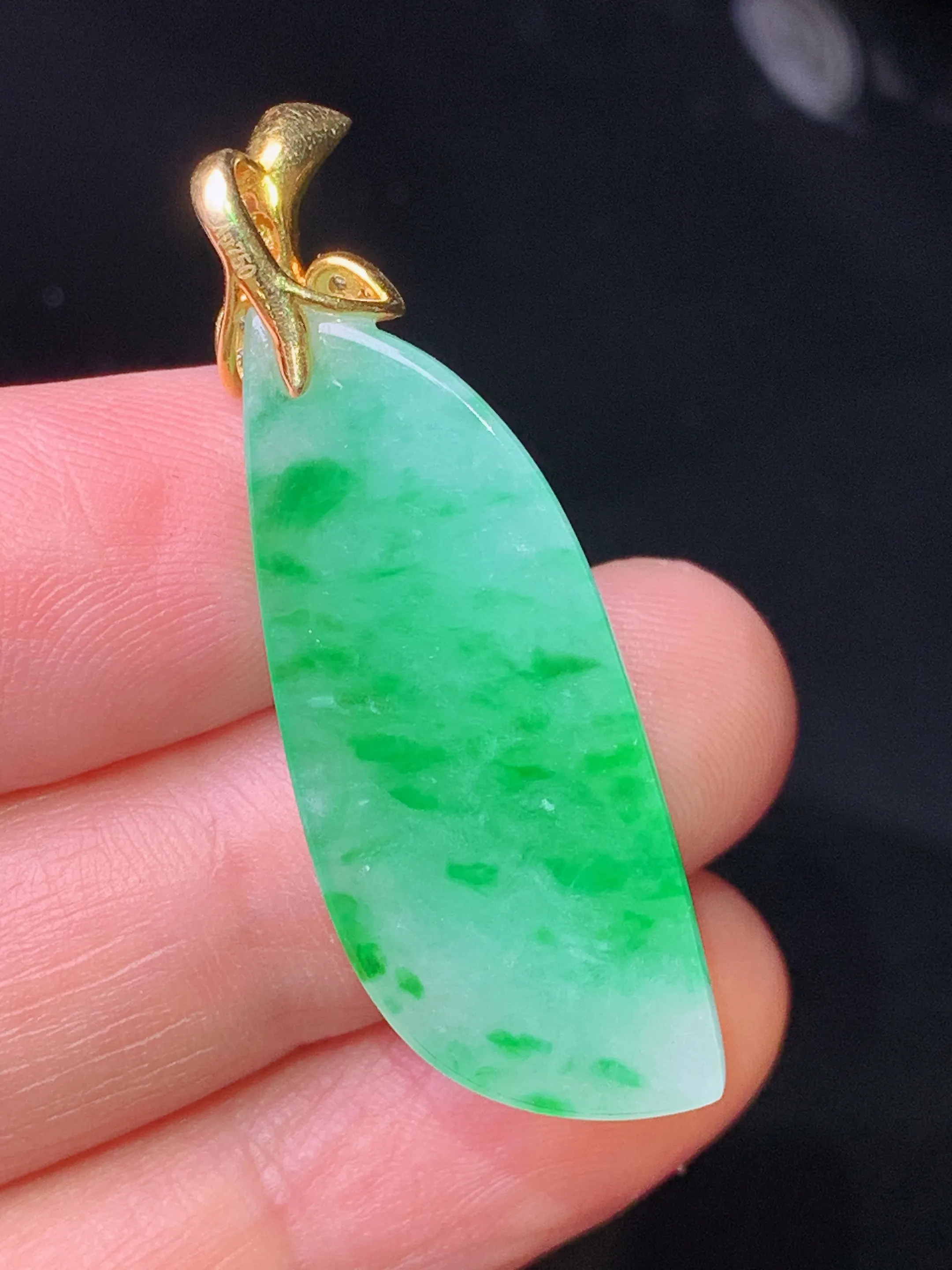 18k金钻镶嵌飘绿随形吊坠 玉质细腻 色泽清新艳丽 整体尺寸39.6*13.2*7.5
