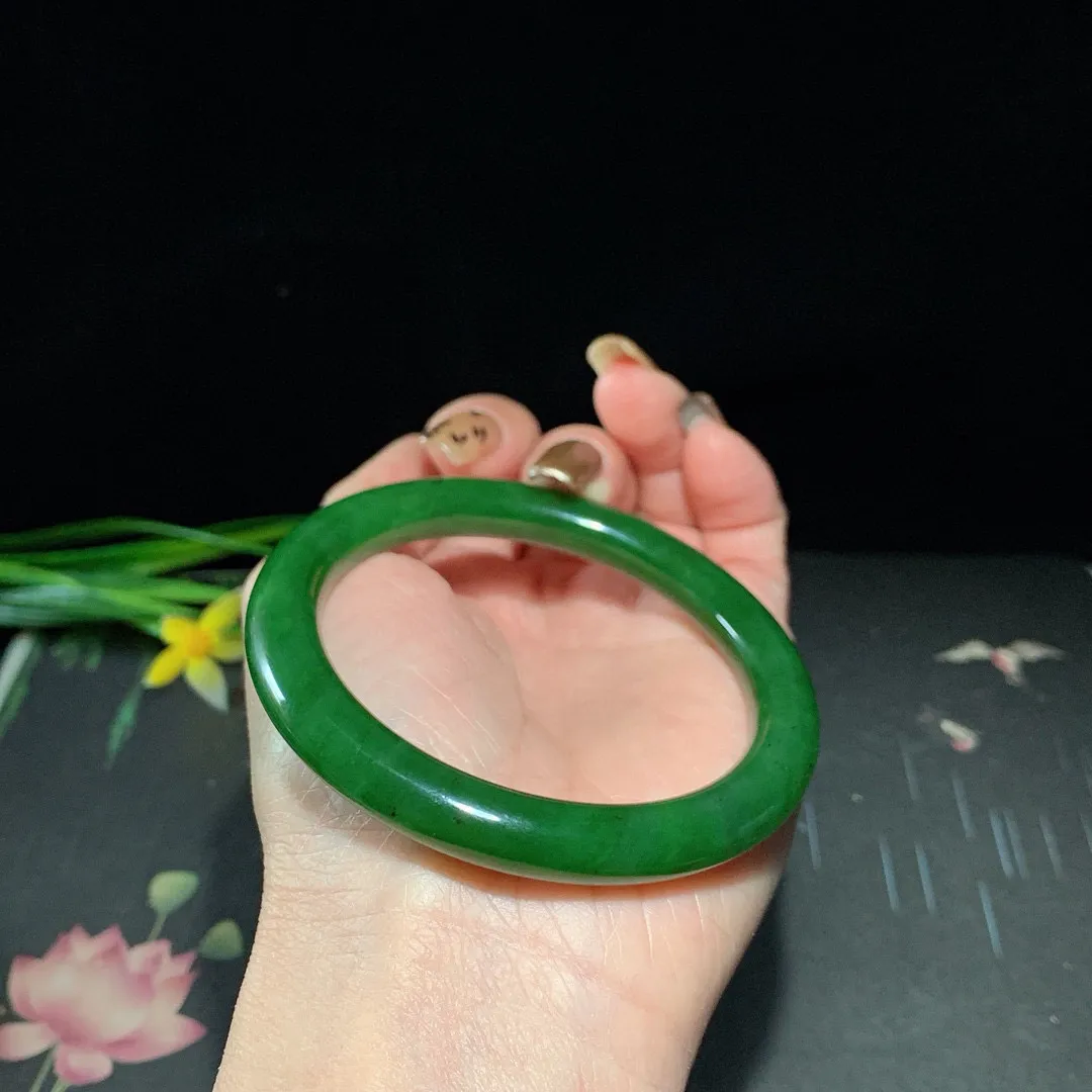和田玉55.9圈口菠菜绿圆条碧玉手镯！圈口55.9宽9重40.3克，玉质细腻油润 底色纯净 无纹裂 脂粉好，品质高