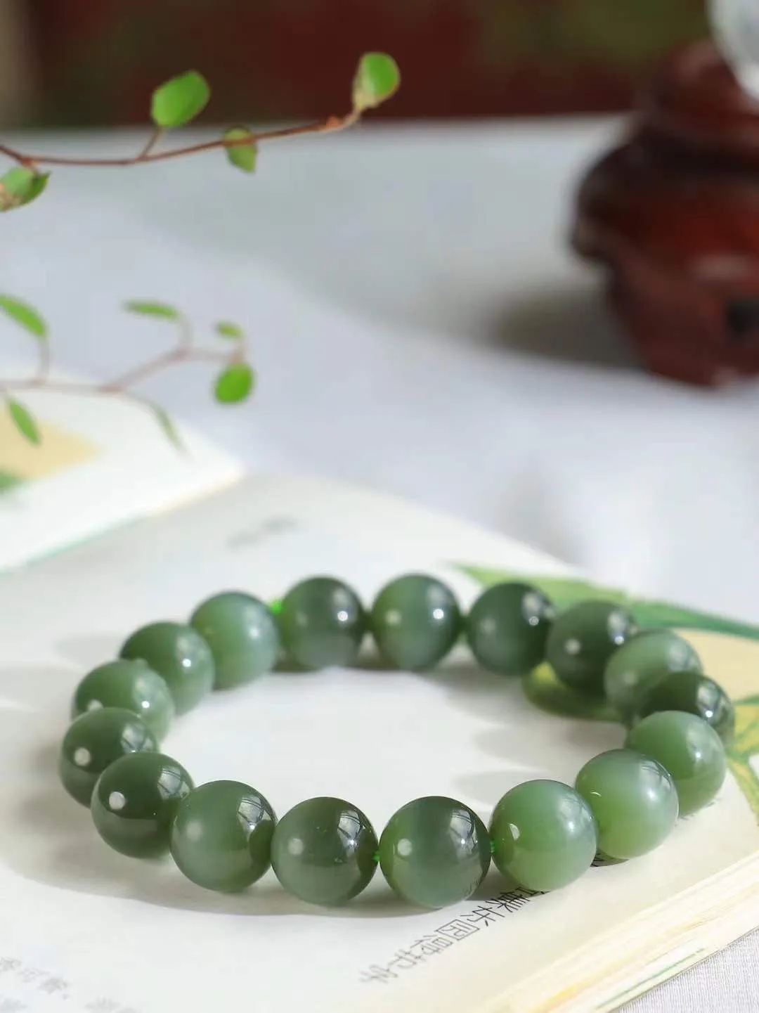 （猫眼手串）

收藏级臻品和田玉碧玉猫眼圆珠手串 质地温润灵动 猫眼儿般的光中，有波光潋滟，也有梦幻清韵。行走于市井的喧嚣，相顾不言，便得清欢。重46.2克 尺寸取一12mm  36801839YY