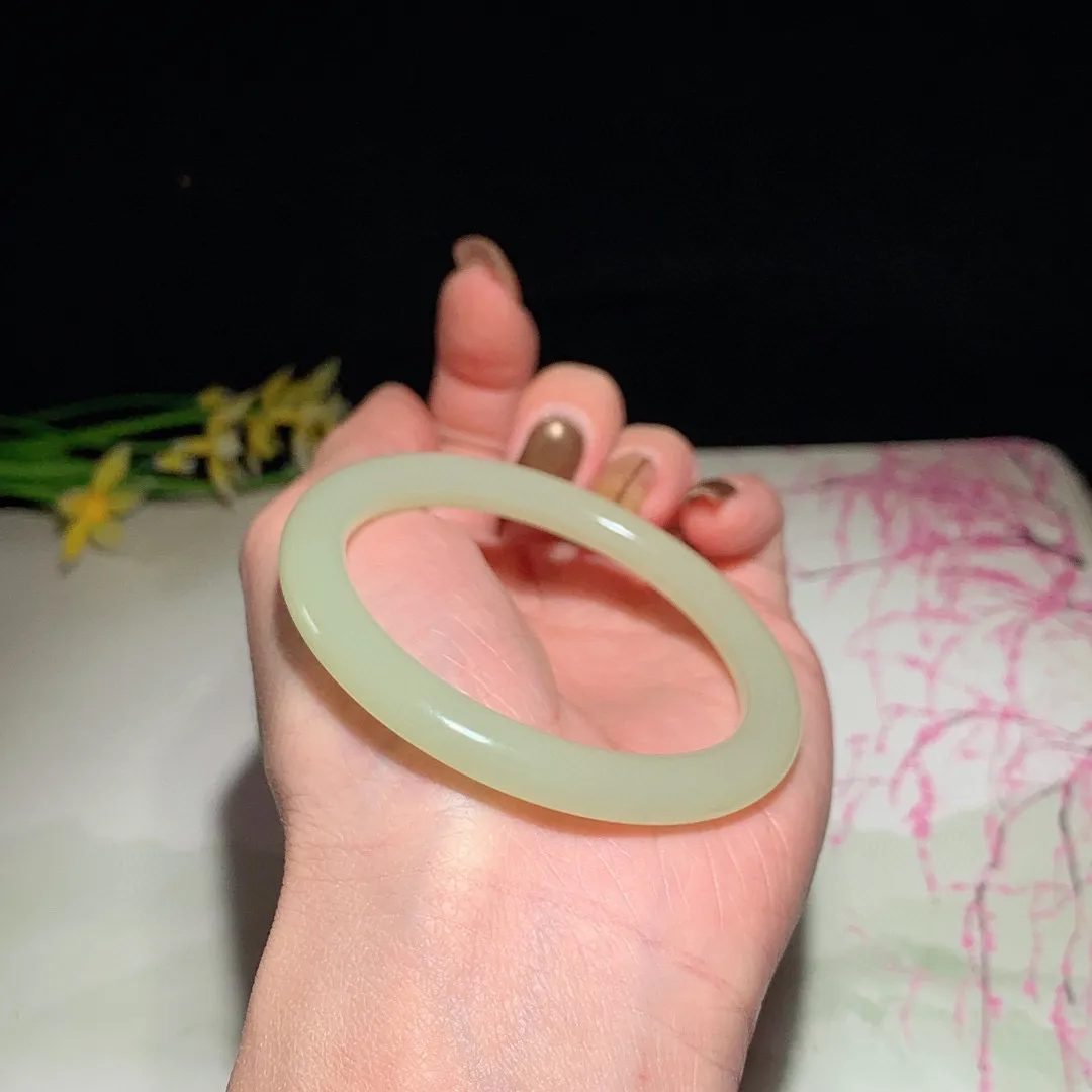 和田玉51圈口黄口料圆条手镯！玉质细腻油润 底色纯净 无裂无杂 脂粉好，品质好！