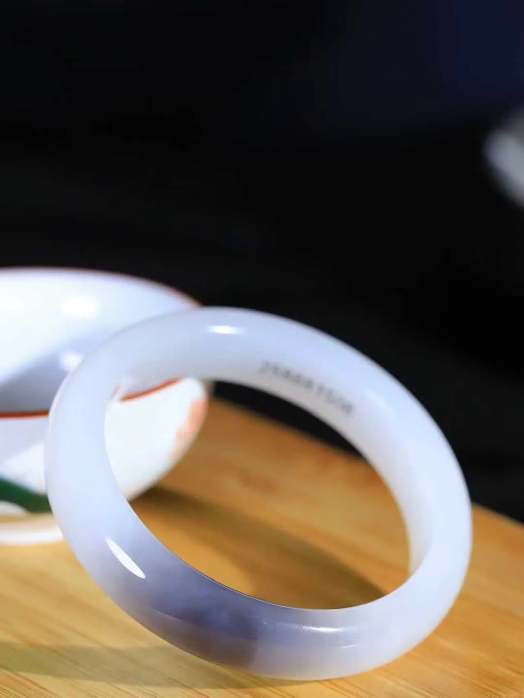 【婉约佳人.手镯】

精品️和田玉白玉烟紫双色手镯 玉质温润细腻 油性十足 手感舒适，高华雅逸，线条流畅，简约大气，美自天成，素雅高贵。佩戴于腕间，婉约之美，举手投足间透出那份低调奢华。重41克 内径50.5mm  尺寸12.3-7.8mm   FDA-781203033