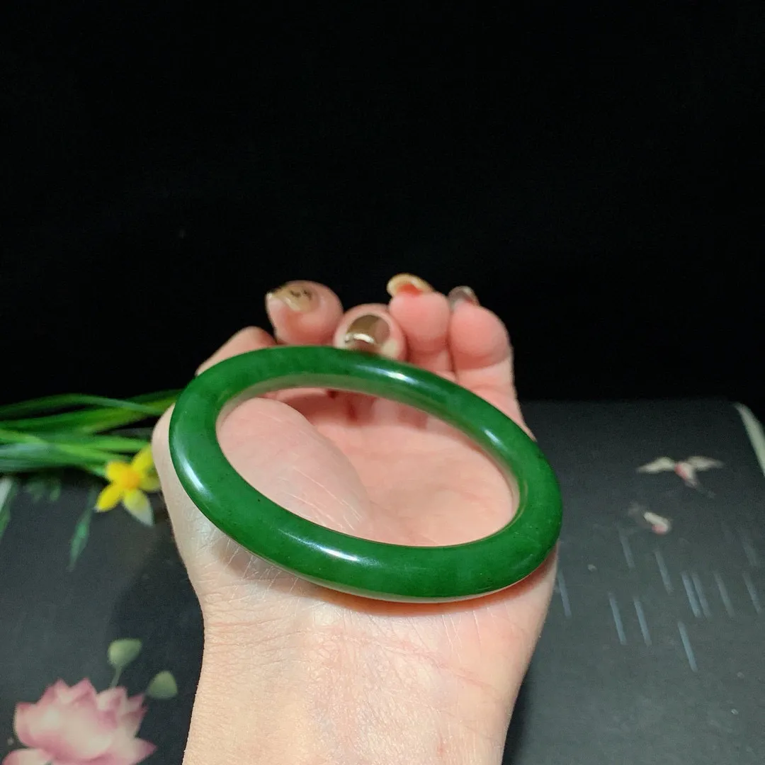 和田玉55.9圈口菠菜绿圆条碧玉手镯！圈口55.9宽9重40.3克，玉质细腻油润 底色纯净 无纹裂 