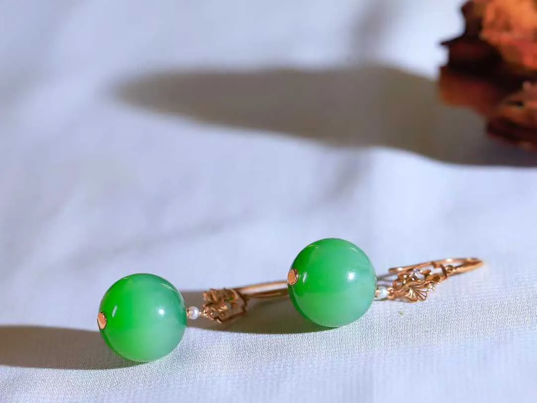 【金镶玉.耳坠】

️精品和田玉碧玉猫眼耳坠 玉质细腻温润 油性十足 18K金镶嵌 精致时尚 （保真金 可检测贵金属18K金）总重9.8克 裸石尺寸取一14mm 52120807A