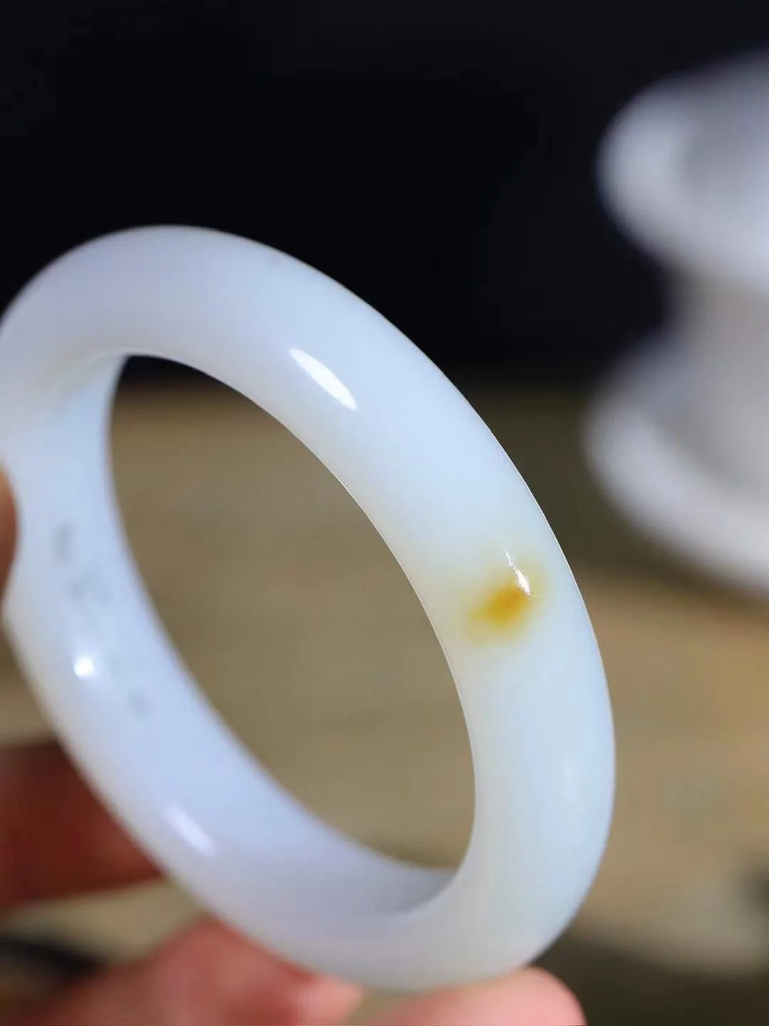 【暖玉生香·手镯】

收藏级和田玉糖白玉手镯，质地油润细腻，色泽高贵典雅，镯型古朴典雅。在诗情画意的雨巷相遇，你是我腕间的一抹风情，有你眸有深情，清风荡漾湖间静水，我愿俯身低眉，在烟波涟漪处，寻你深情倩影。内径58mm尺寸13.7-9.9mm重70.5克  691203158A