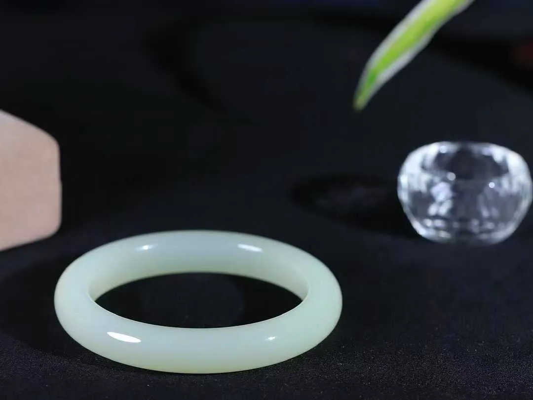 【岁月之韵.手镯】

精品和田玉晴水手镯，色泽淡雅如雨后初晴的天空，清新脱俗。手镯圆润饱满，寓意圆满