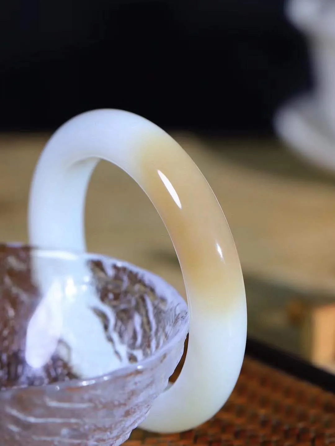 （一见倾心.手镯）

精品和田玉糖白玉手镯，玉质温润细腻 油性十足 手感舒适，高华雅逸，线条流畅，简约大气，美自天成，素雅高贵。佩戴于腕间，婉约之美，举手投足间透出那低调奢华。重65.5克  尺寸55-12.5-10.4mm  561253100A