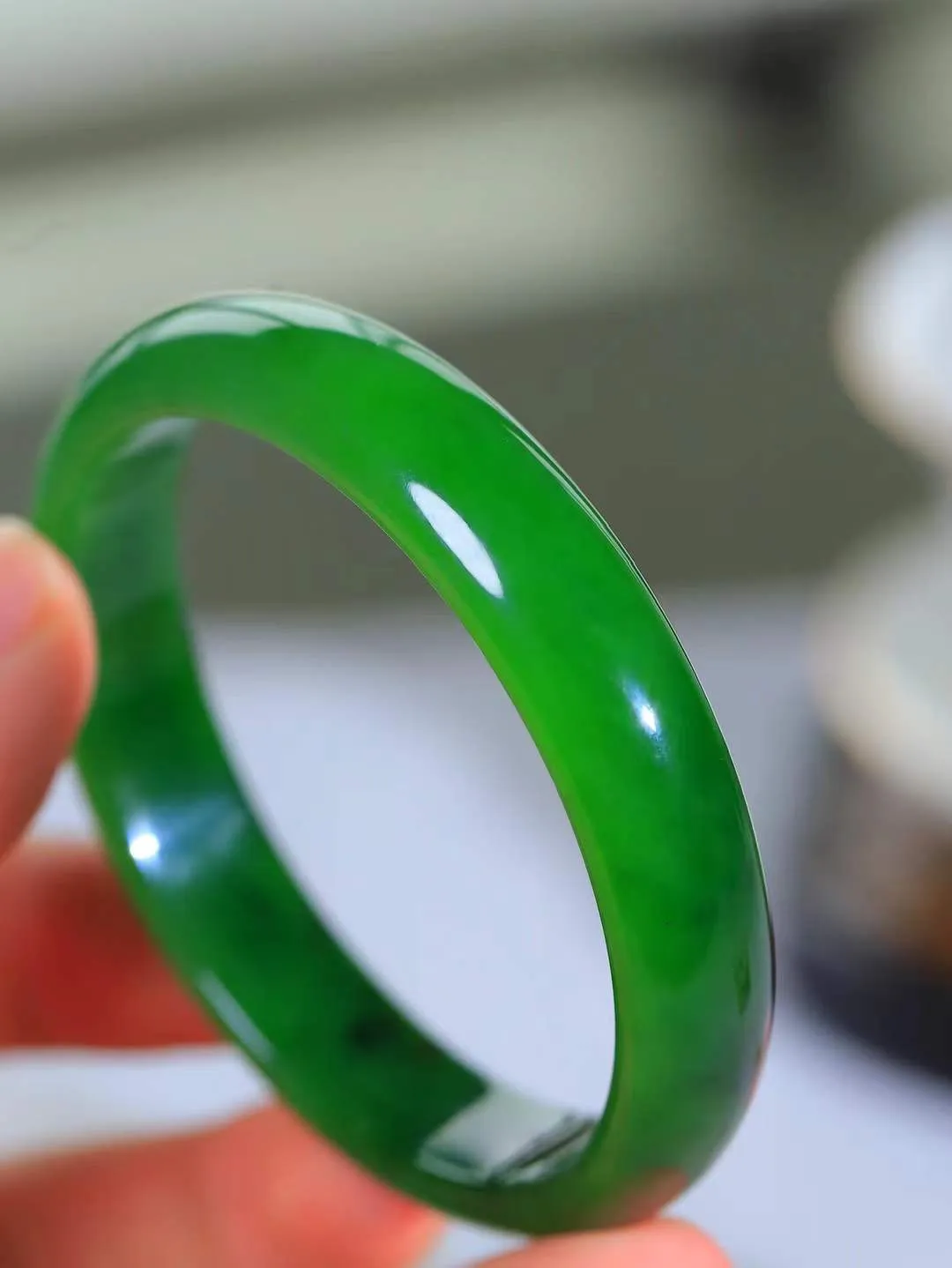 【碧波流转·手镯】

收藏级和田玉碧玉手镯，玉质细腻温润，手感舒适，️线条流畅，简约大气，美自天成，佩戴于腕间，婉约之美，举手投足间透出那份低调奢华，醉人心扉。
重39.6克 内径圈口58mm尺寸12.3-6.5mm  FDA-131203108