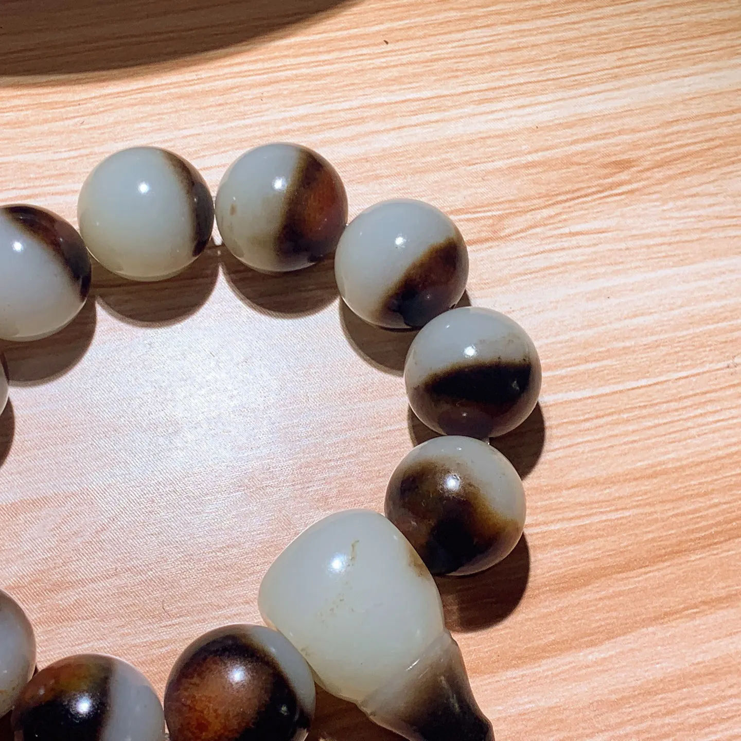 和田玉白玉油皮料俄三色圆珠手串 单颗尺寸20重150克。玉质细腻油润。手推出油品相大气。251231