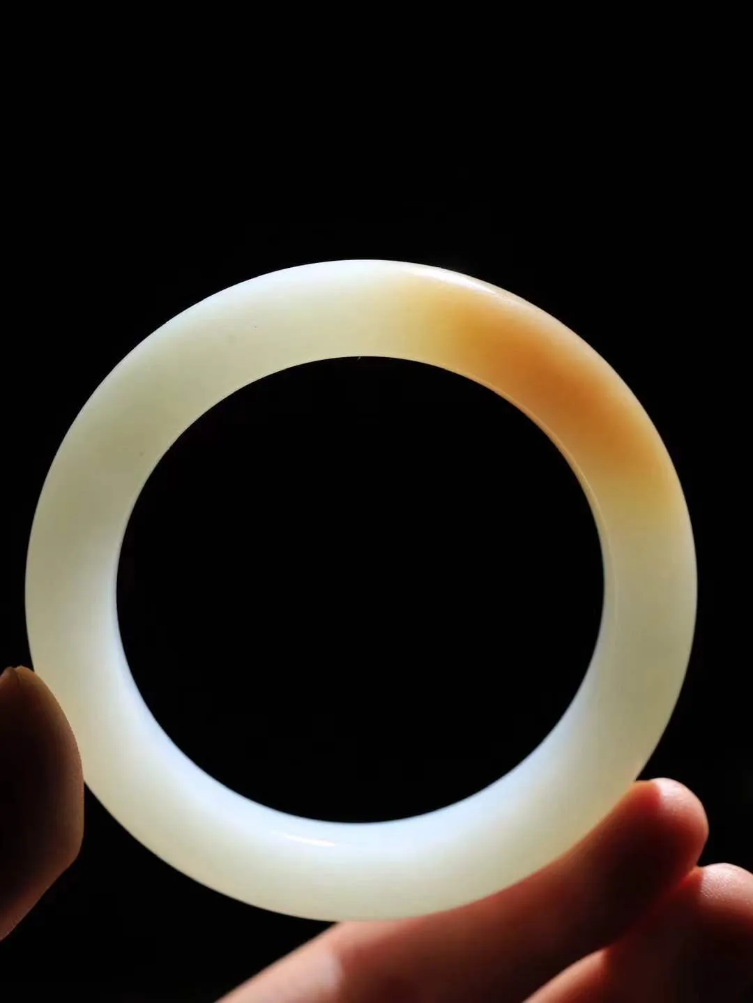 （一见倾心.手镯）

精品和田玉糖白玉手镯，玉质温润细腻 油性十足 手感舒适，高华雅逸，线条流畅，简约大气，美自天成，素雅高贵。佩戴于腕间，婉约之美，举手投足间透出那低调奢华。重65.5克  尺寸55-12.5-10.4mm  561253100A