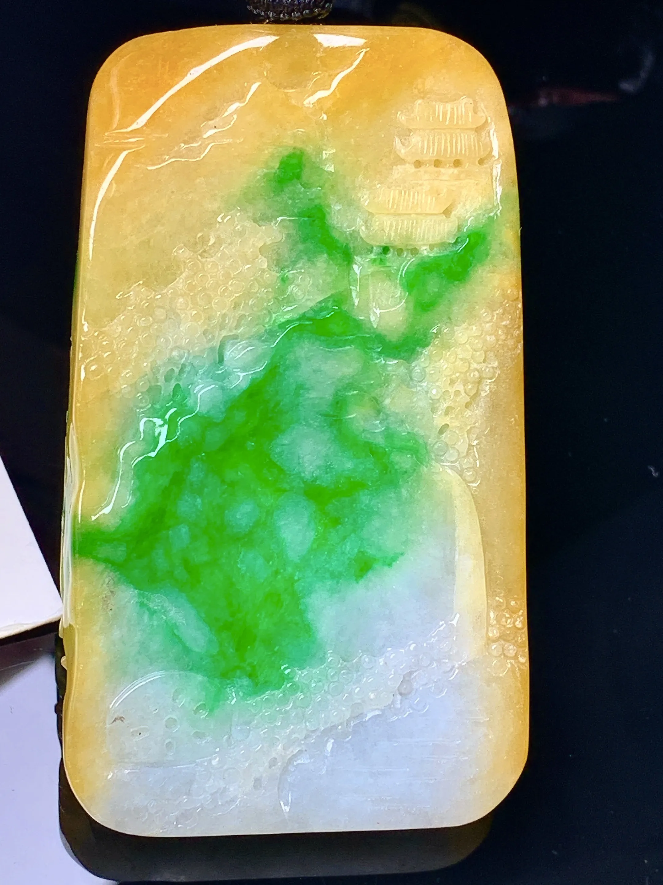 黄绿山水牌吊坠 玉质细腻 色泽清新艳丽 整体尺寸60.2*35*7.5