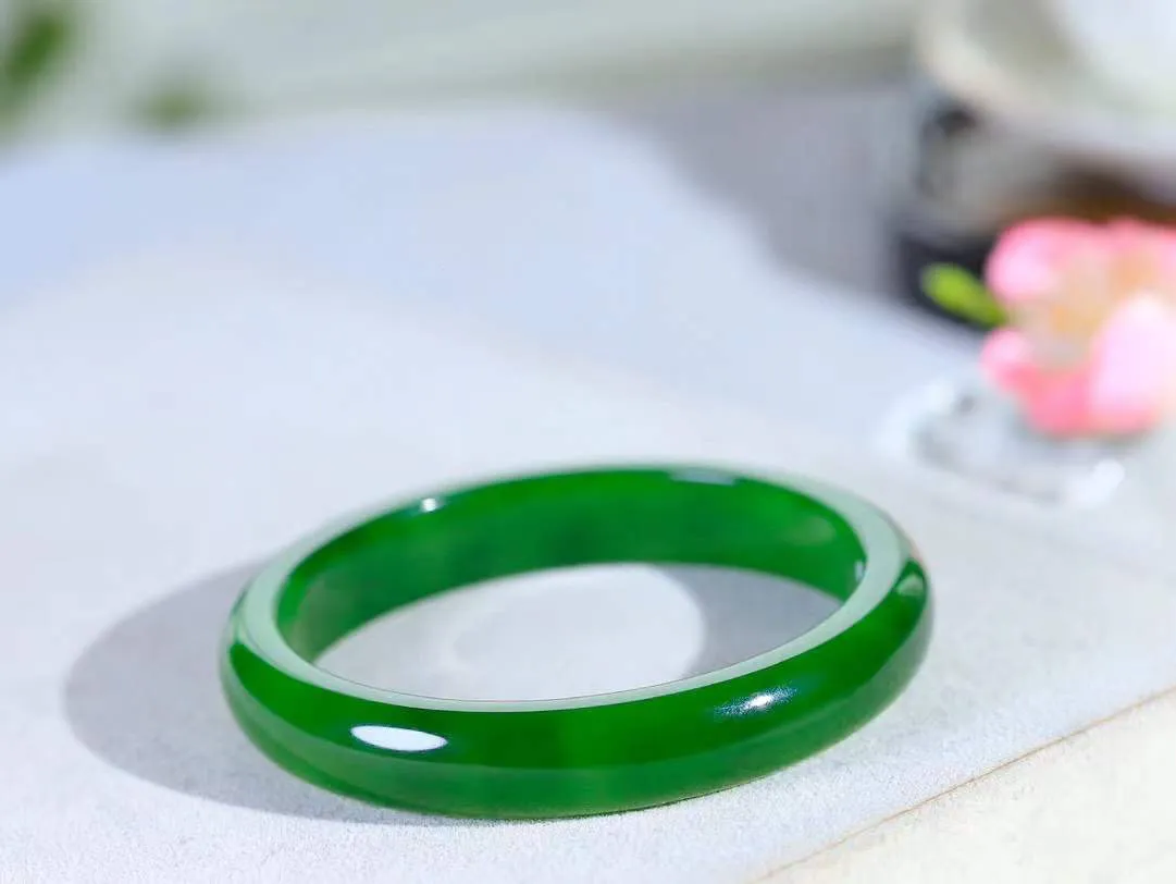 【碧色荡漾·手镯】

收藏级臻品和田玉碧玉手镯，玉质细腻温润，手感舒适，️线条流畅，简约大气，美自天成，佩戴于腕间，婉约之美，举手投足间透出那份低调奢华，醉人心扉。重38.4克  内径圈口56mm  尺寸11-6.8mm  FDA-661203133