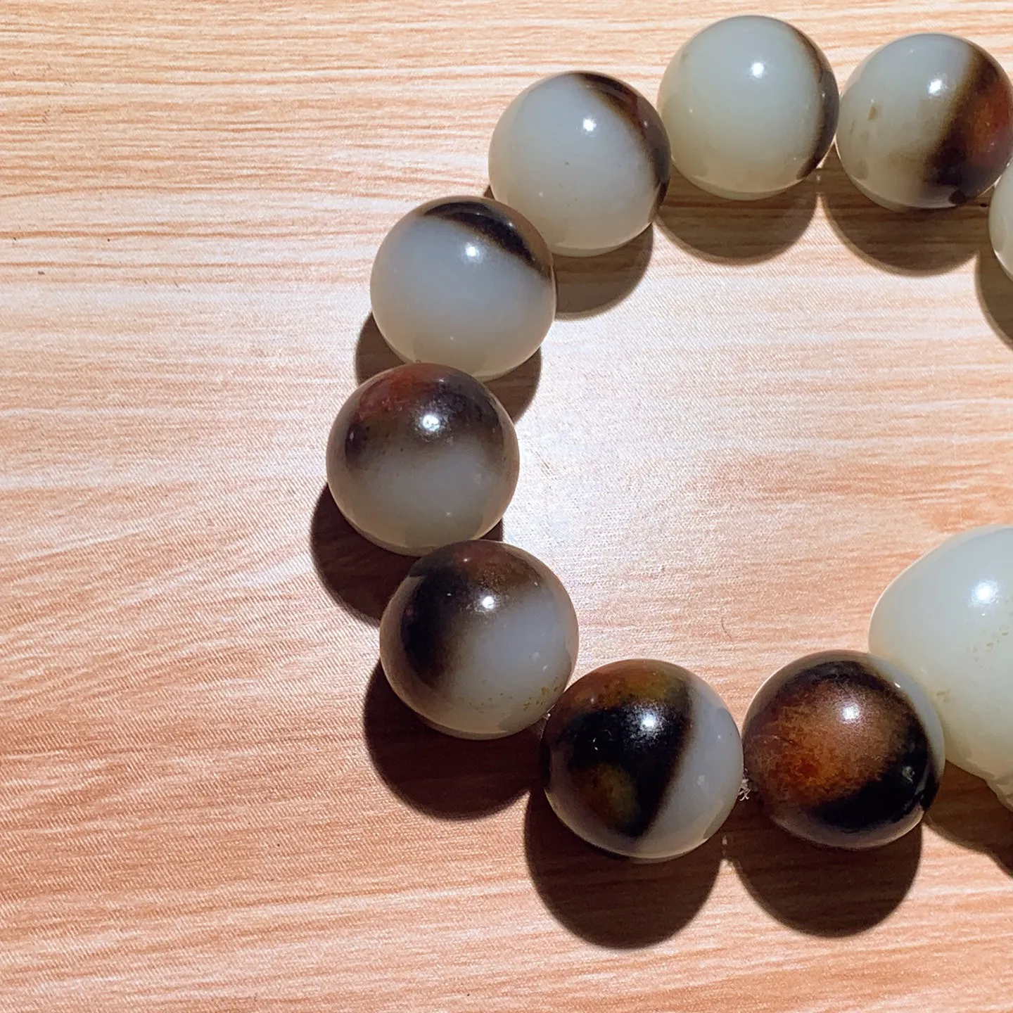 和田玉白玉油皮料俄三色圆珠手串 单颗尺寸20重150克。玉质细腻油润。手推出油品相大气。251231