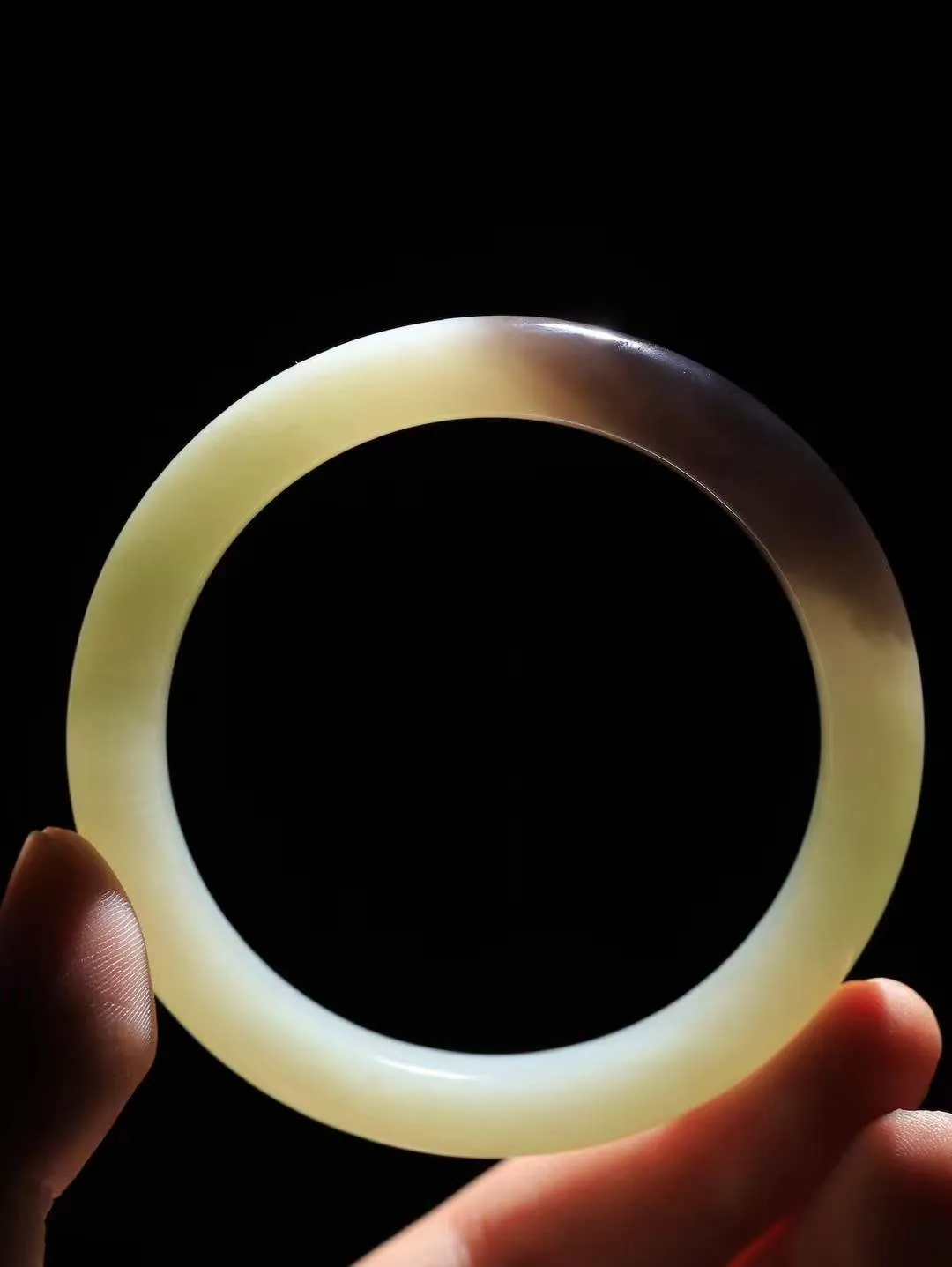 【诗情画意.手镯】

收藏级️和田玉双色手镯   细腻油脂,手感润滑。意韵飘渺，温雅细腻，工艺精湛，️氤氲诗意的美跃然于手腕之间，给人以出尘的风雅，优美脱俗，气质非凡。重48.3克 内径57mm尺寸11.2-8.7mm  221203100A