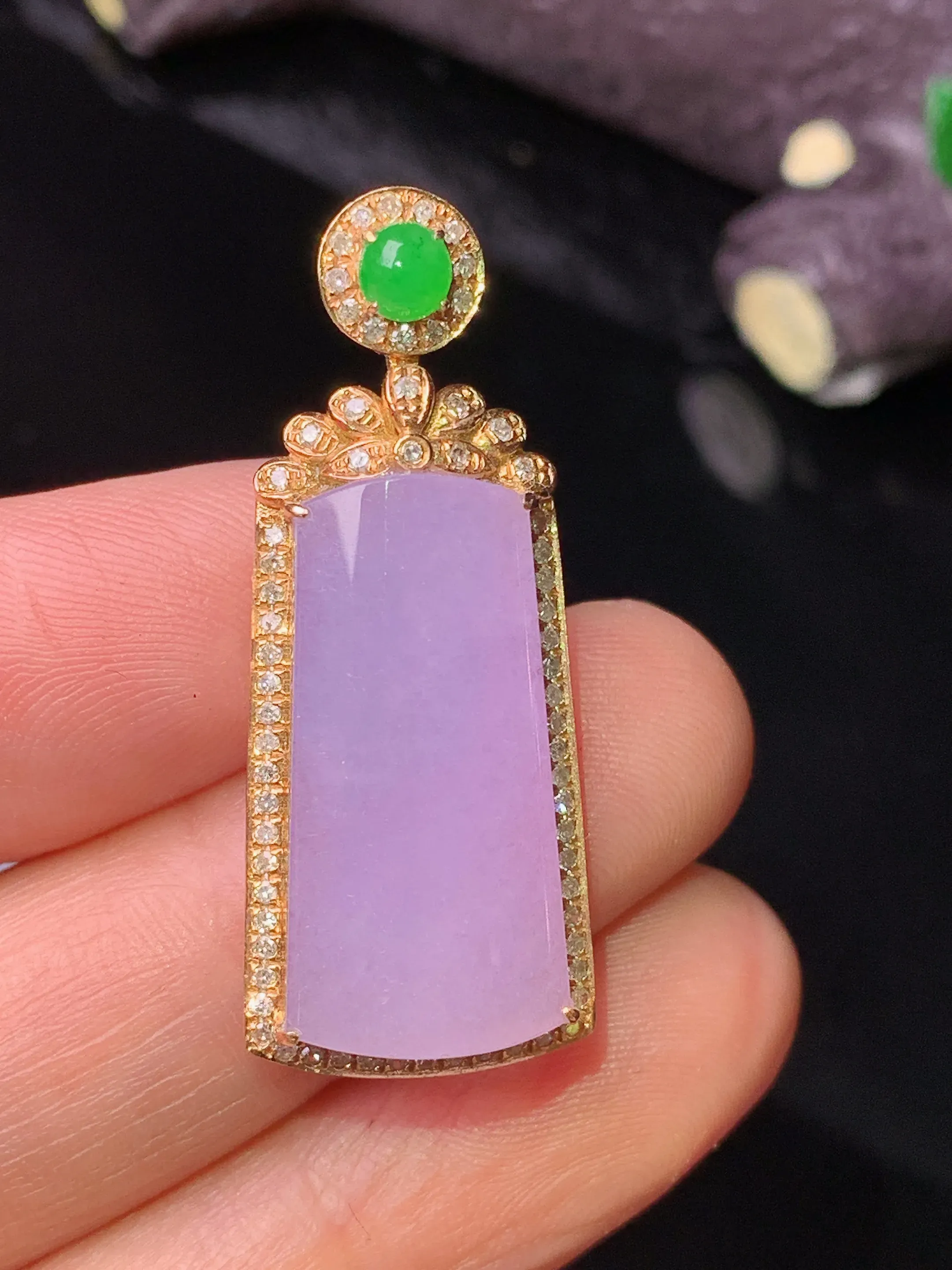 18k金钻镶嵌紫罗兰玉柱吊坠 玉质细腻 色泽清新艳丽 整体尺寸35.5*14.2*7