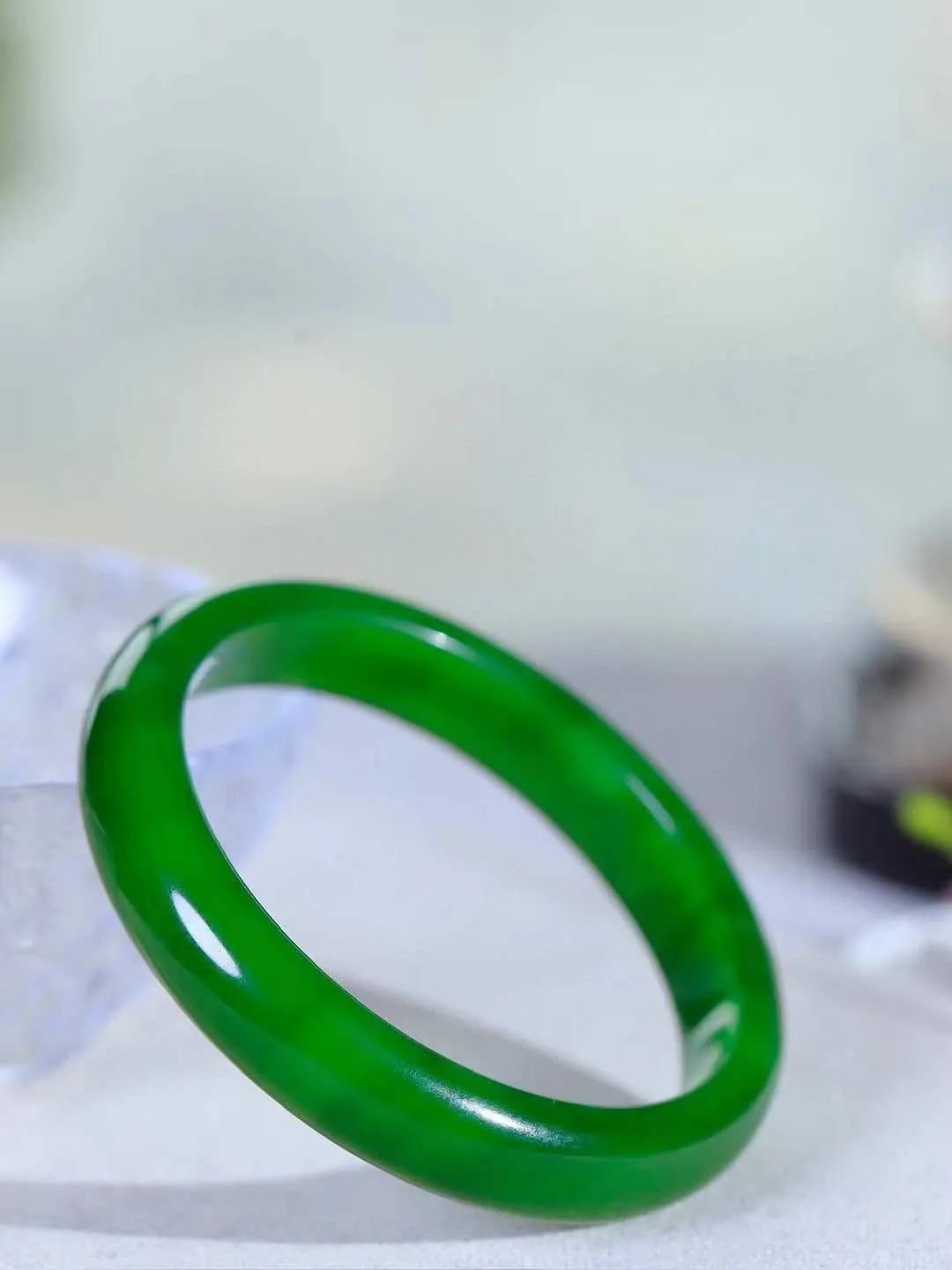 【碧色荡漾·手镯】

收藏级臻品和田玉碧玉手镯，玉质细腻温润，手感舒适，️线条流畅，简约大气，美自天成，佩戴于腕间，婉约之美，举手投足间透出那份低调奢华，醉人心扉。重38.4克  内径圈口56mm  尺寸11-6.8mm  FDA-661203133