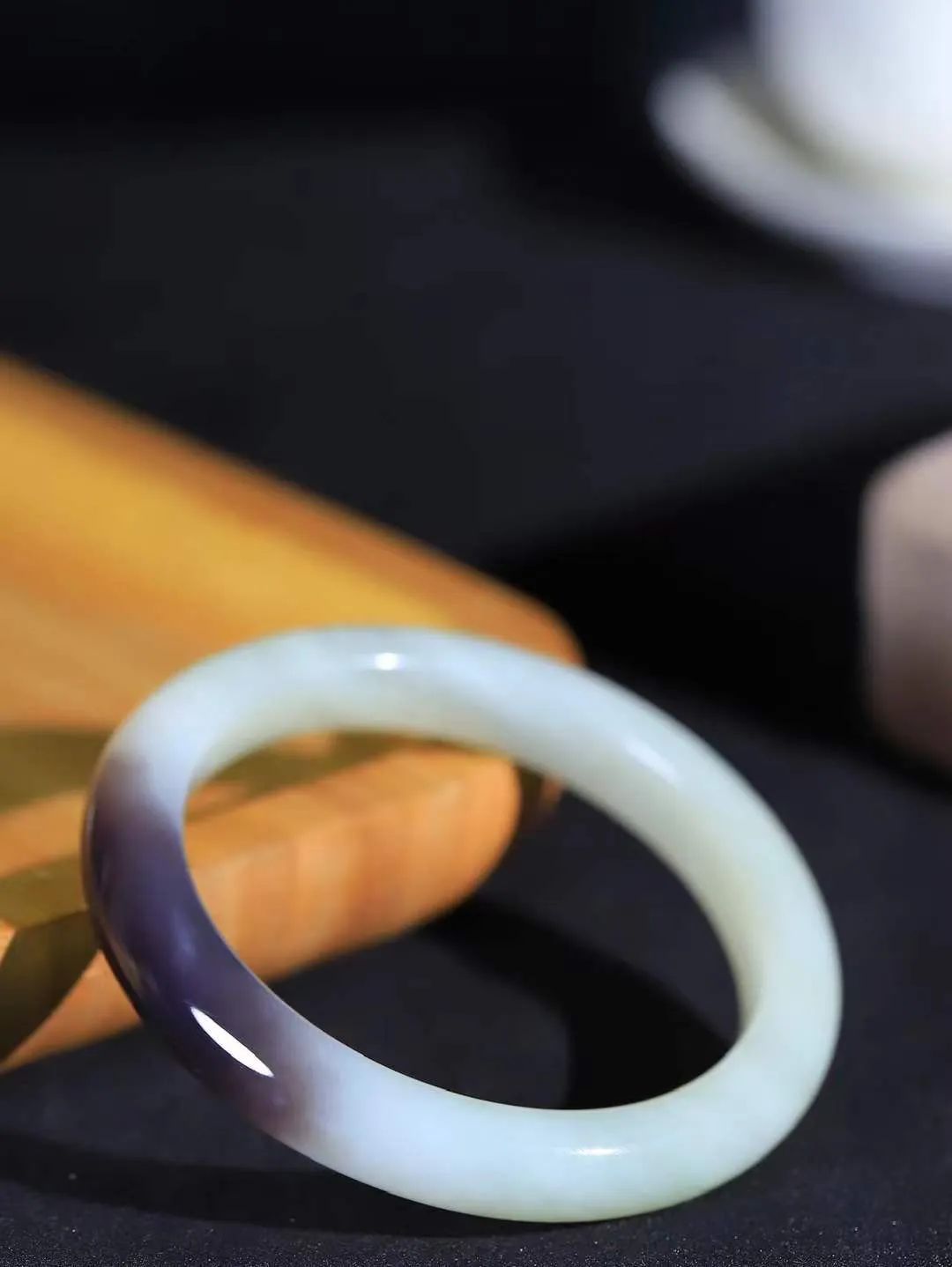 【诗情画意.手镯】

收藏级️和田玉双色手镯   细腻油脂,手感润滑。意韵飘渺，温雅细腻，工艺精湛，️氤氲诗意的美跃然于手腕之间，给人以出尘的风雅，优美脱俗，气质非凡。重48.3克 内径57mm尺寸11.2-8.7mm  221203100A