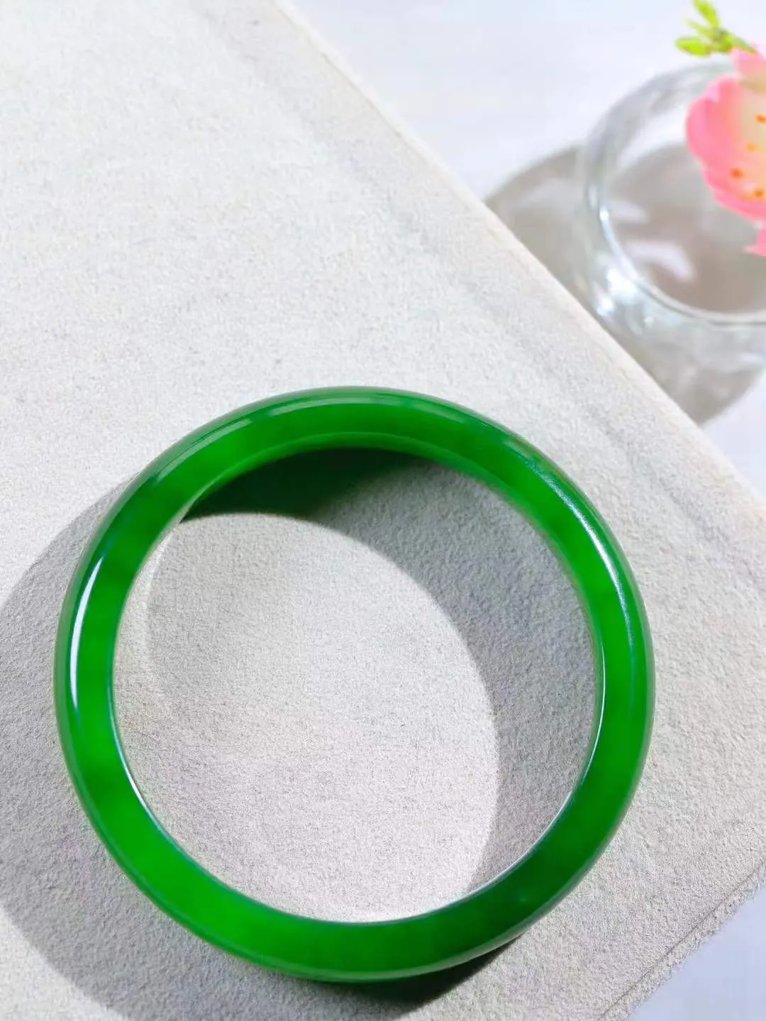 【碧色荡漾·手镯】

收藏级臻品和田玉碧玉手镯，玉质细腻温润，手感舒适，️线条流畅，简约大气，美自天成，佩戴于腕间，婉约之美，举手投足间透出那份低调奢华，醉人心扉。重38.4克  内径圈口56mm  尺寸11-6.8mm  FDA-661203133