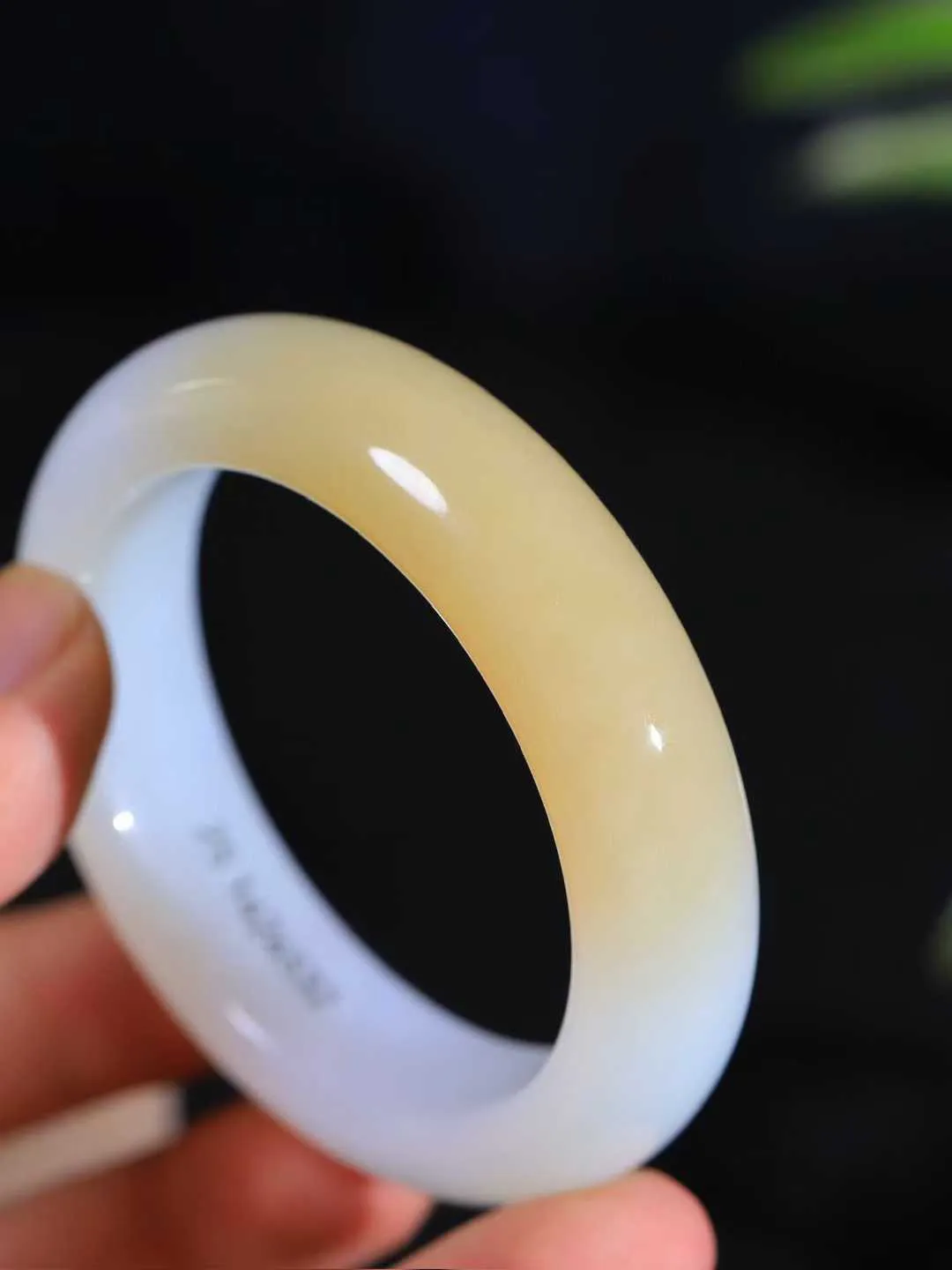 【诗情画意.手镯】

收藏级️和田玉糖白玉手镯   细腻油脂,手感润滑。意韵飘渺，温雅细腻，工艺精湛，️氤氲诗意的美跃然于手腕之间，给人以出尘的风雅，优美脱俗，气质非凡。重71.5克 内径53mm尺寸15.6-9.7mm  221203000A