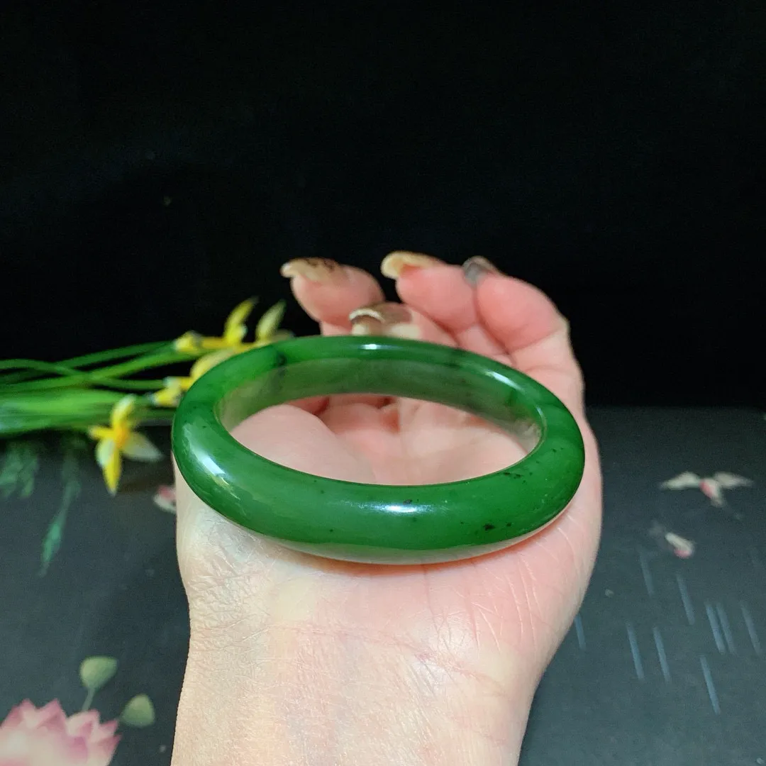 和田玉53.5圈口阳绿色碧玉手镯！圈口53.5宽12.2玉质细腻油润 底色纯净 无裂无棉 脂粉好，品质高