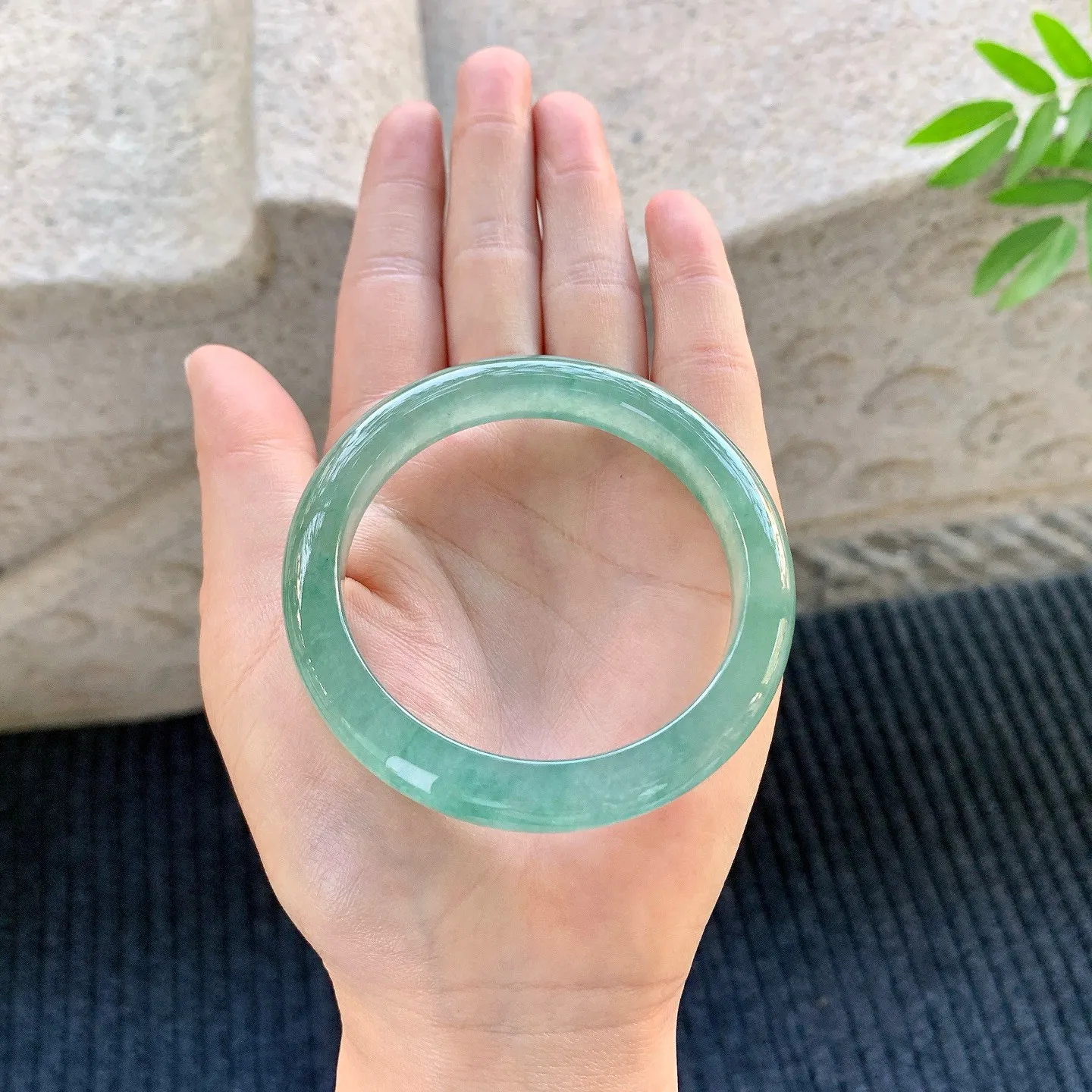 正圈53 54
【圈口】54.4/9.5/7.8
【编码】A1122538
【描述】糯冰油绿底，水润，种老，细腻