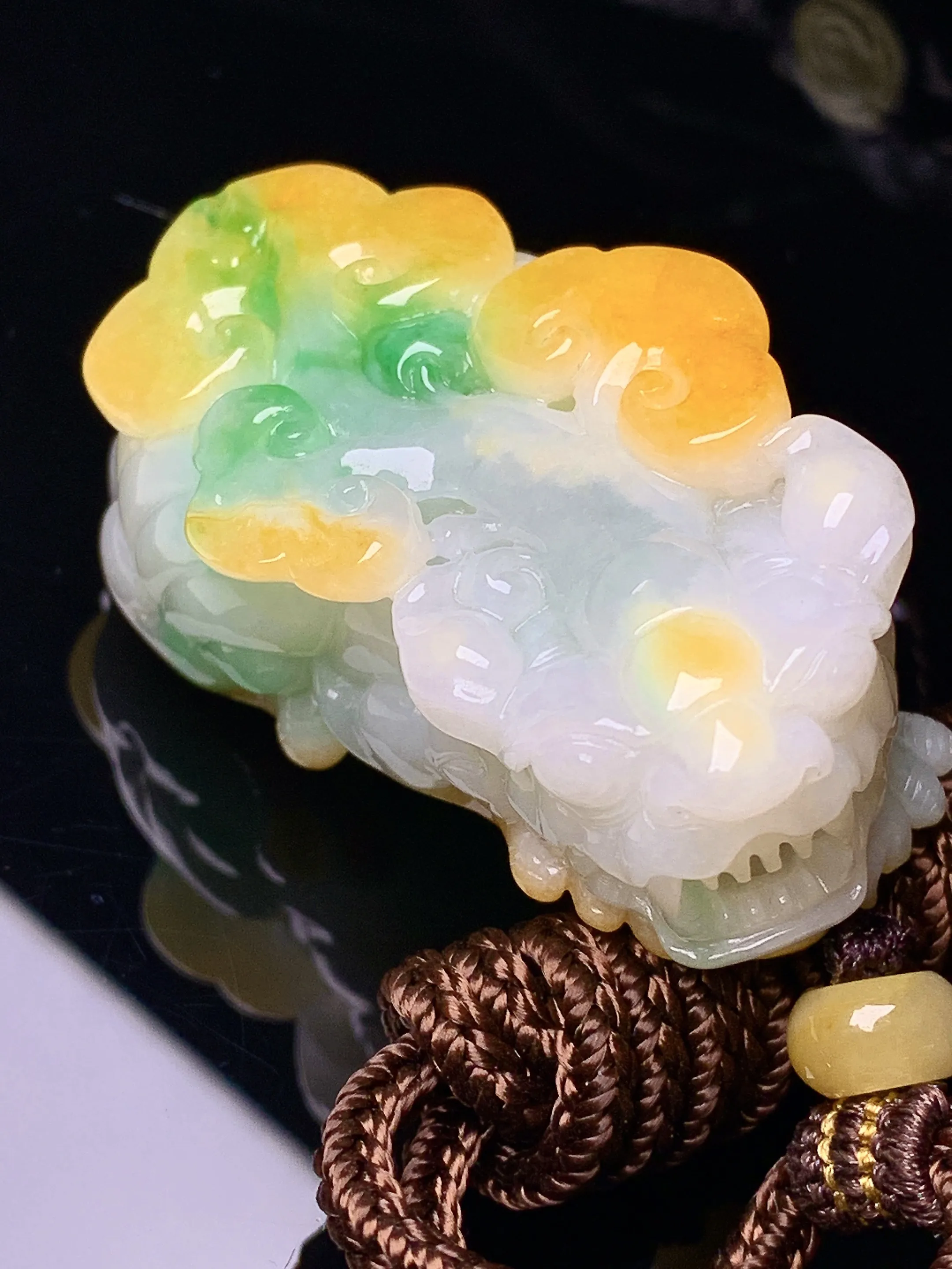 飘黄绿貔貅吊坠 玉质细腻 色泽清新艳丽 整体尺寸47.8*22.8*18