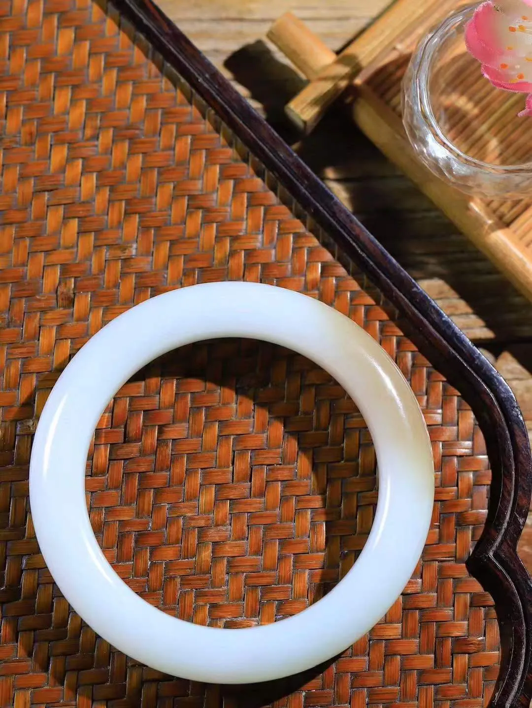 （一见倾心.手镯）

精品和田玉糖白玉手镯，玉质温润细腻 油性十足 手感舒适，高华雅逸，线条流畅，简约大气，美自天成，素雅高贵。佩戴于腕间，婉约之美，举手投足间透出那低调奢华。重65.5克  尺寸55-12.5-10.4mm  561253100A