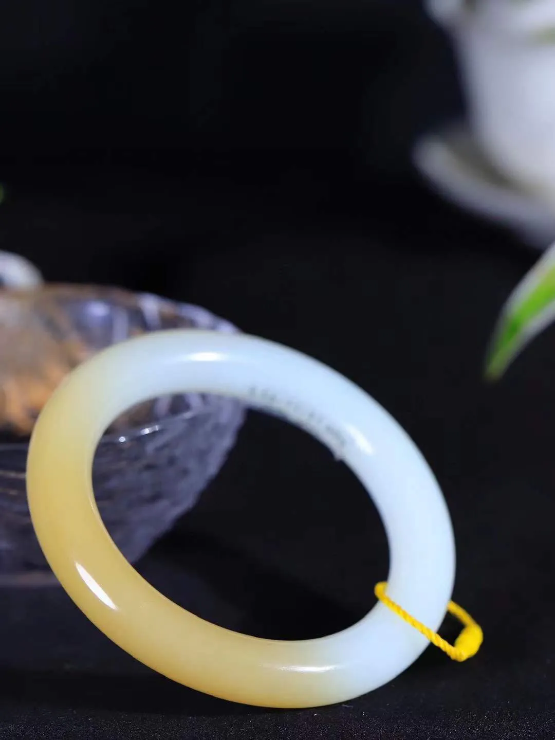 【腕间柔情.手镯】   

收藏级臻品️和田玉糖白玉圆条手镯 玉质温润细腻 油性十足 古朴秀雅 轻抚岁月的栏杆软香温玉，腕间玉镯轻轻晃动，令人情动心间，撷一缕月末的芬芳，把心思铺陈，时光静美，惟有你最温柔。重60.7克   尺寸55.5-11.3-11mm  461203155A