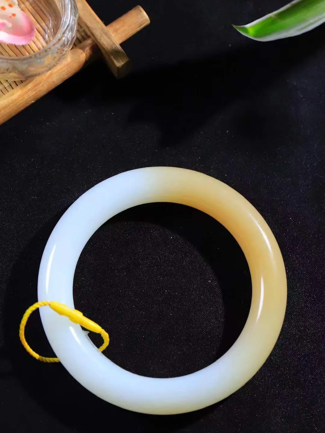 【腕间柔情.手镯】   

收藏级臻品️和田玉糖白玉圆条手镯 玉质温润细腻 油性十足 古朴秀雅 轻抚岁月的栏杆软香温玉，腕间玉镯轻轻晃动，令人情动心间，撷一缕月末的芬芳，把心思铺陈，时光静美，惟有你最温柔。重60.7克   尺寸55.5-11.3-11mm  461203155A