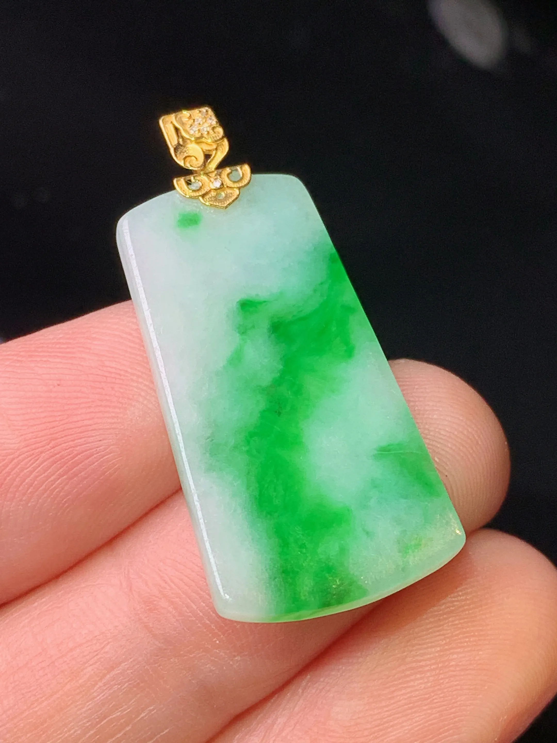 18k金镶嵌飘绿无事牌吊坠 玉质细腻 色泽清新艳丽 整体尺寸33.3*15*2.2